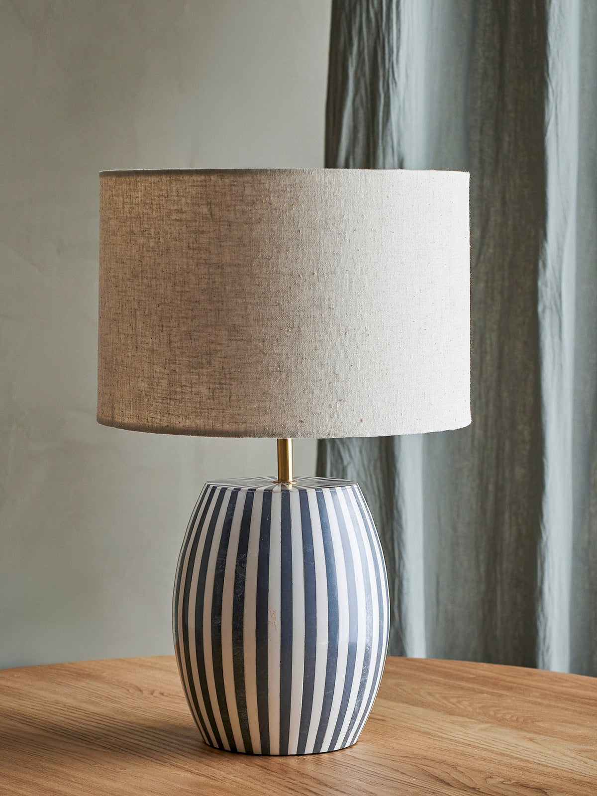 Tali Tischlampe, Bunt, Metall in Multi präsentiert im Onlineshop von KAQTU Design AG. Tischleuchte ist von Bloomingville