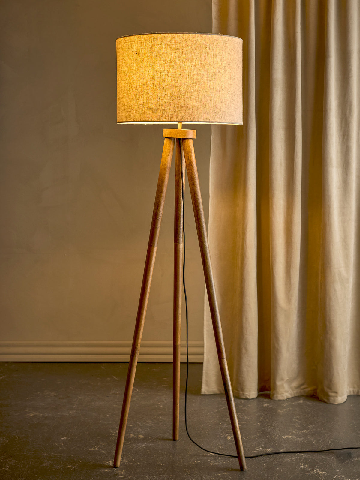 Etienne Stehlampe, Braun, Mango in Brown präsentiert im Onlineshop von KAQTU Design AG. Stehleuchte ist von Creative Collection