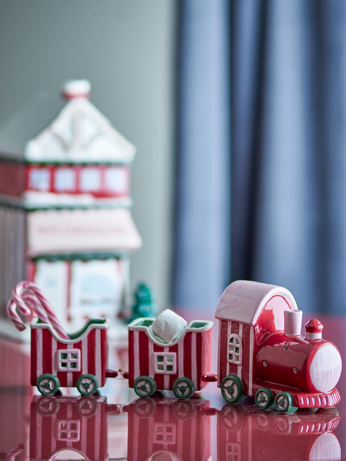Gloria Deko, Rot, Keramik in Red präsentiert im Onlineshop von KAQTU Design AG. Kunstgegenstände ist von Bloomingville
