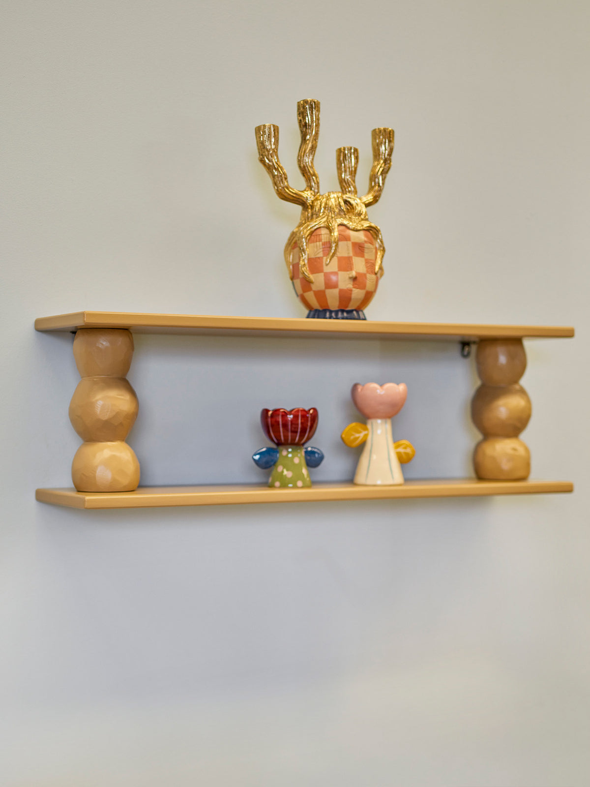 Wandregal Solan in Beige von Bloomingville aus MDF und Tannenholz mit lackierter Oberfläche und abgerundeten, übereinander angeordneten Formen.
