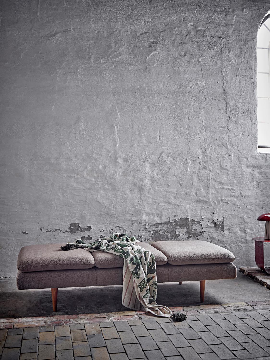 Pione Tagesbett, Braun, FSC®100%, Gummibaumholz in Brown präsentiert im Onlineshop von KAQTU Design AG. Liegestuhl ist von Bloomingville