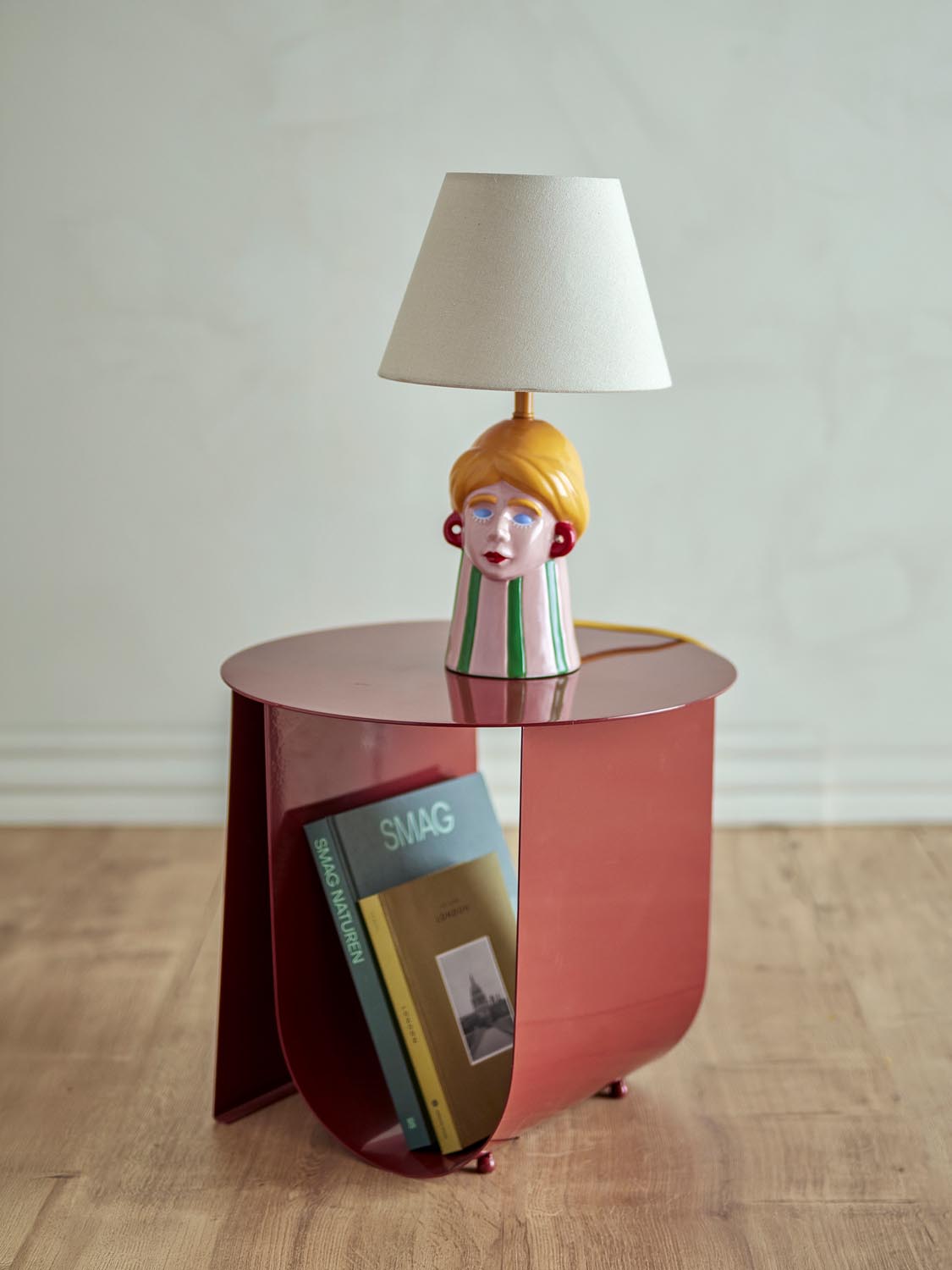 Cher Beistelltisch, Rot, Metall in Red präsentiert im Onlineshop von KAQTU Design AG. Standregal ist von Bloomingville