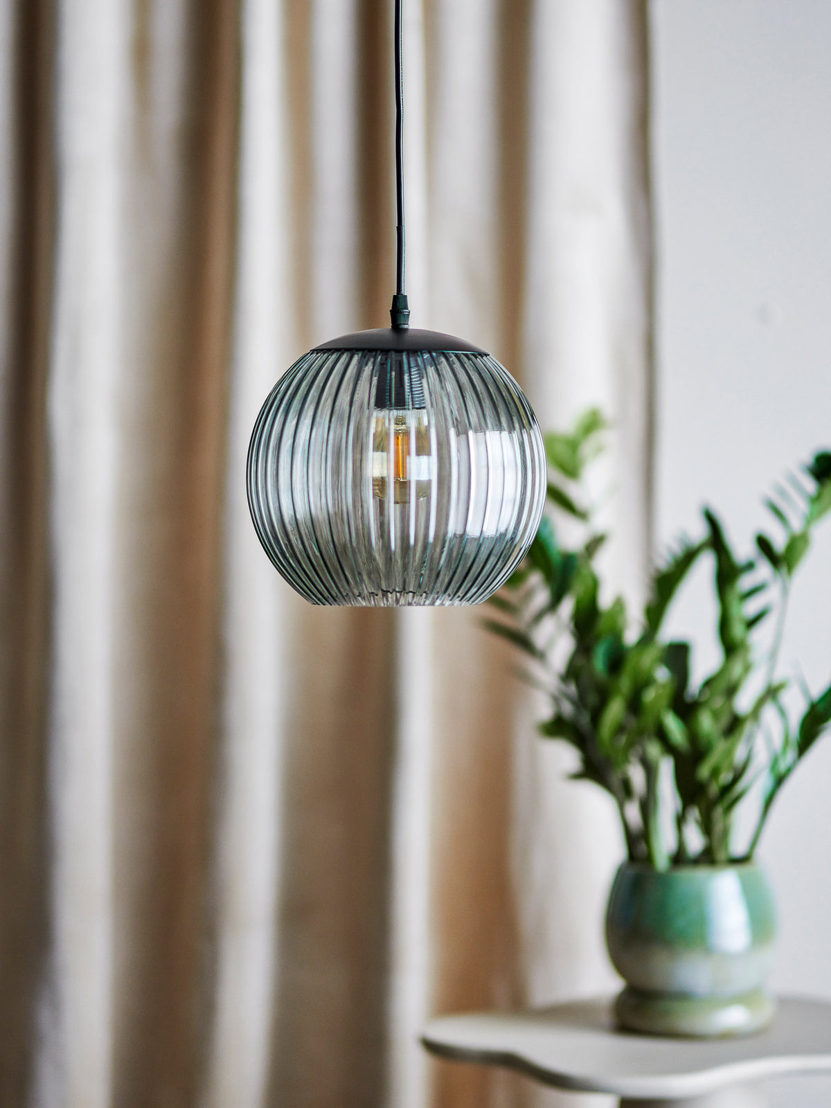 Sybia Hängeleuchte, Grau, Glas in Grey präsentiert im Onlineshop von KAQTU Design AG. Pendelleuchte ist von Bloomingville