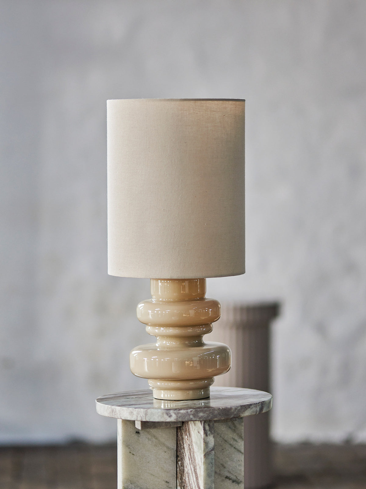 Fabiola Tischlampe, Natur, Glas in Nature präsentiert im Onlineshop von KAQTU Design AG. Tischleuchte ist von Bloomingville