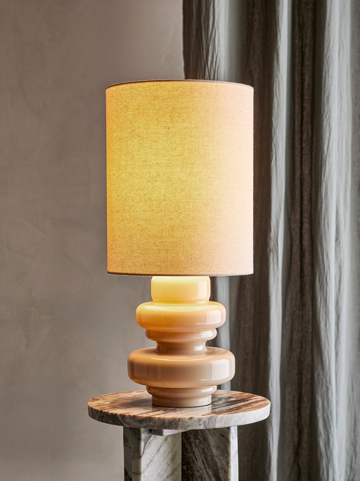 Fabiola Tischlampe, Natur, Glas in Nature präsentiert im Onlineshop von KAQTU Design AG. Tischleuchte ist von Bloomingville