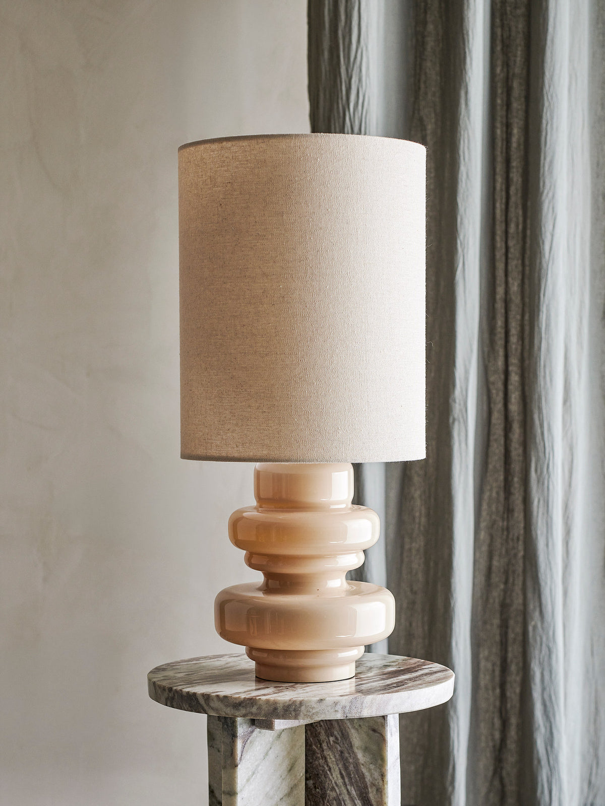 Fabiola Tischlampe, Natur, Glas in Nature präsentiert im Onlineshop von KAQTU Design AG. Tischleuchte ist von Bloomingville