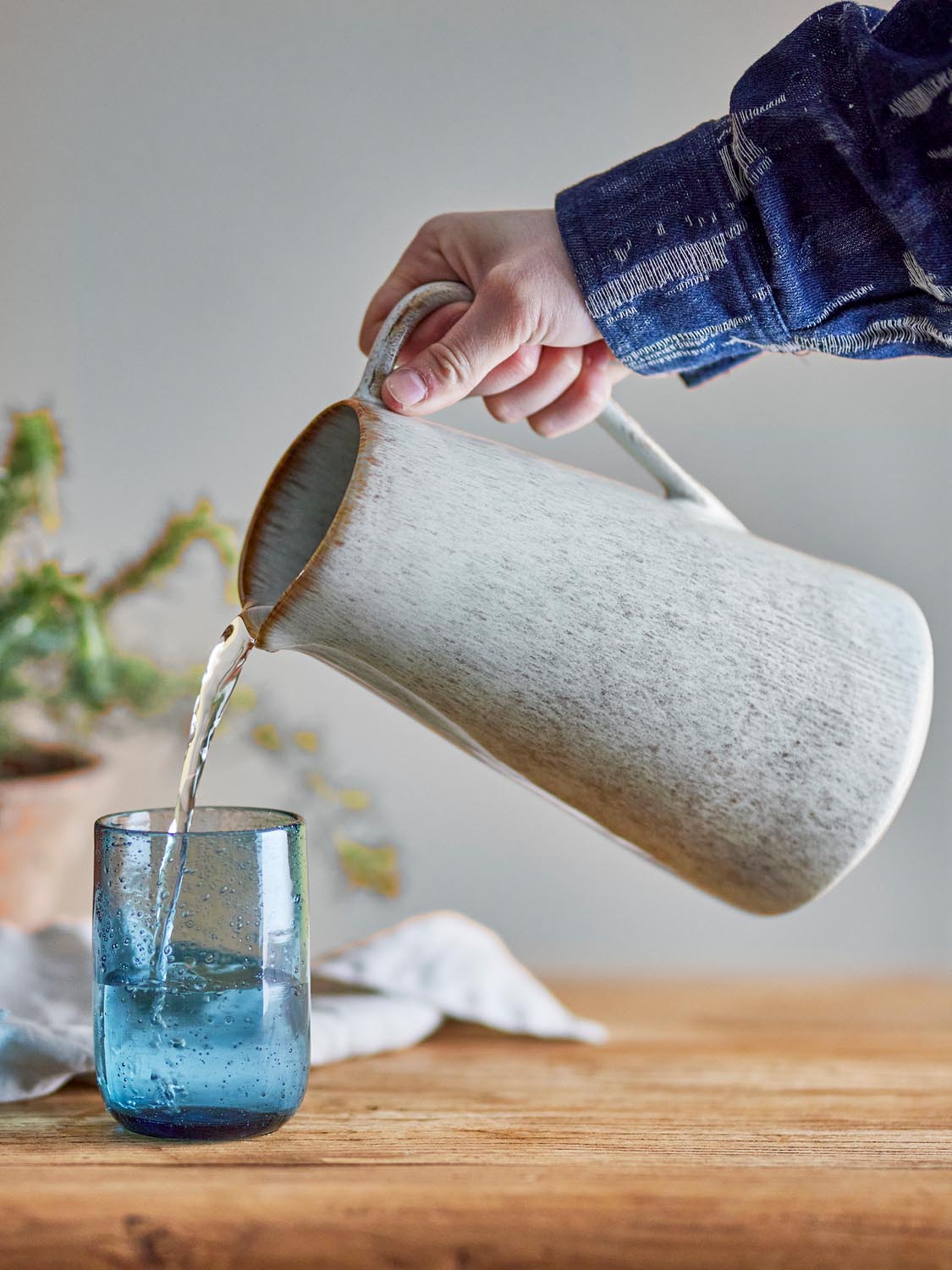 Fleur Krug, Natur, Steingut in Nature präsentiert im Onlineshop von KAQTU Design AG. Kanne ist von Creative Collection