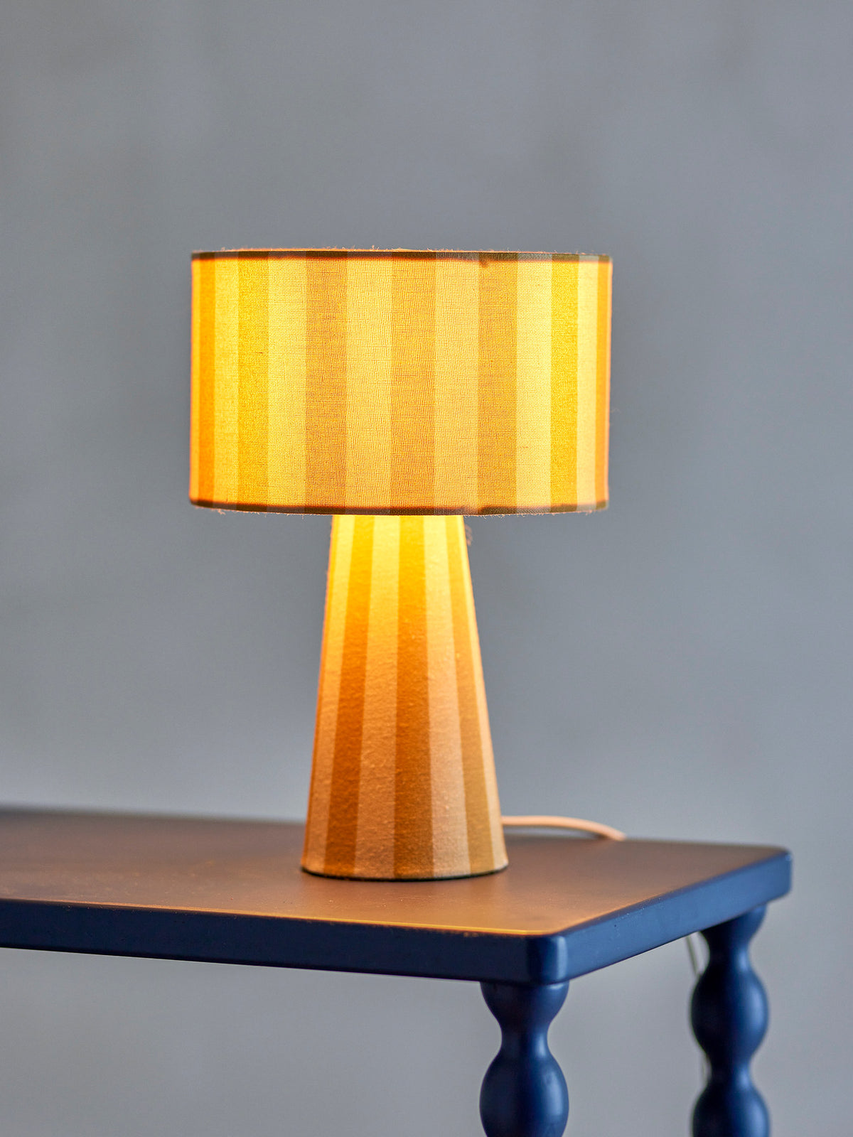 Emmie Tischlampe, Gelb, Leinen in Yellow präsentiert im Onlineshop von KAQTU Design AG. Tischleuchte ist von Bloomingville