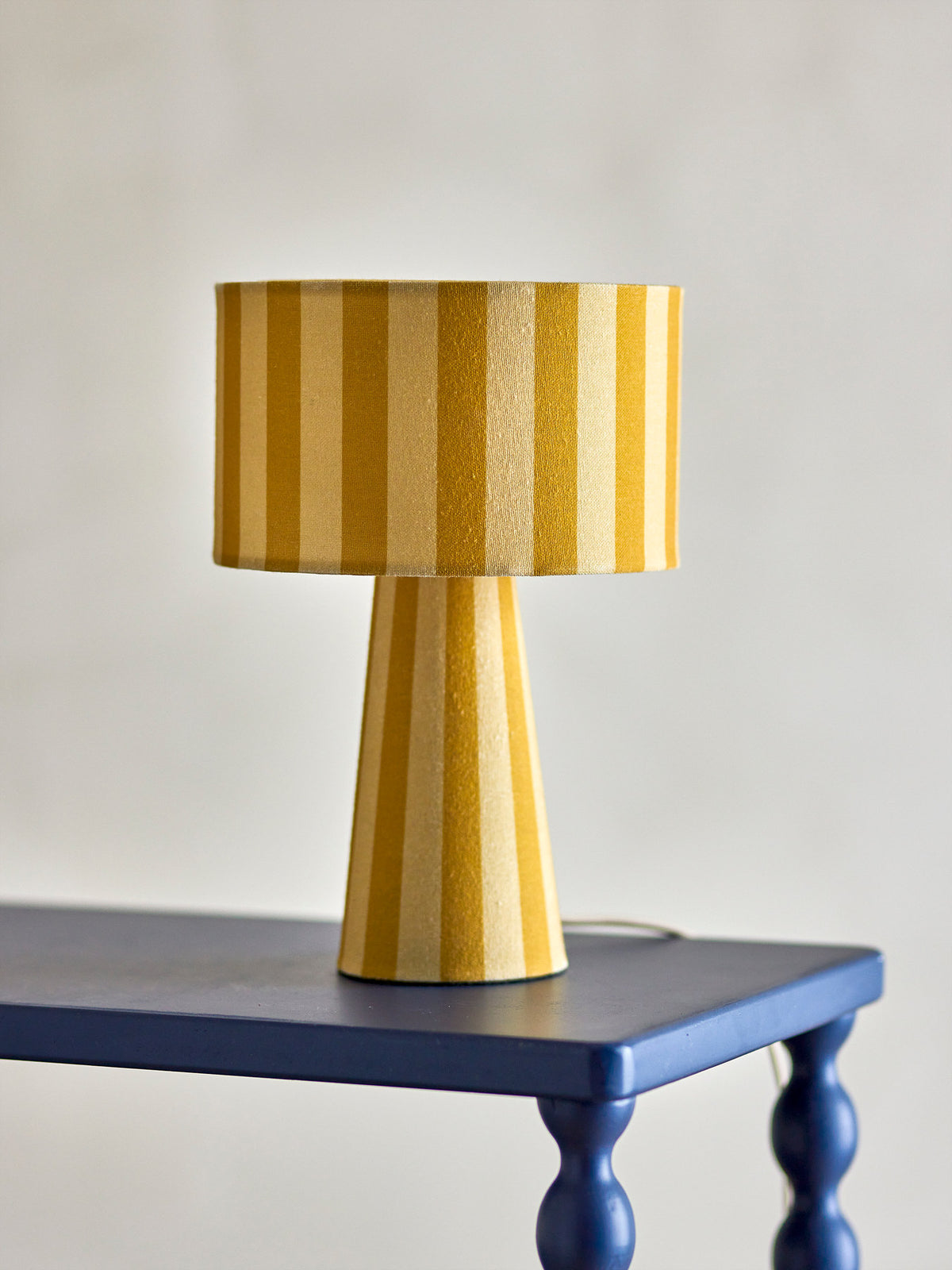 Emmie Tischlampe, Gelb, Leinen in Yellow präsentiert im Onlineshop von KAQTU Design AG. Tischleuchte ist von Bloomingville