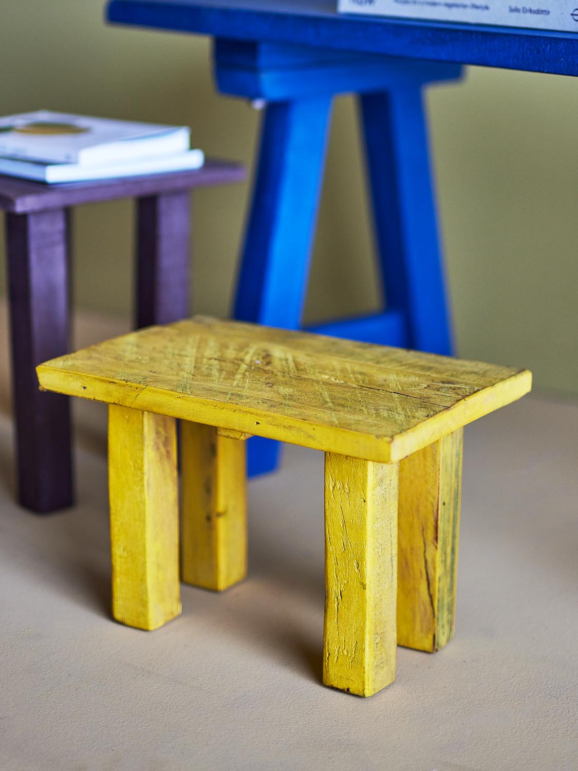 Porir Sockel, Gelb, Recyceltes Holz in Yellow präsentiert im Onlineshop von KAQTU Design AG. Kunstgegenstände ist von Creative Collection