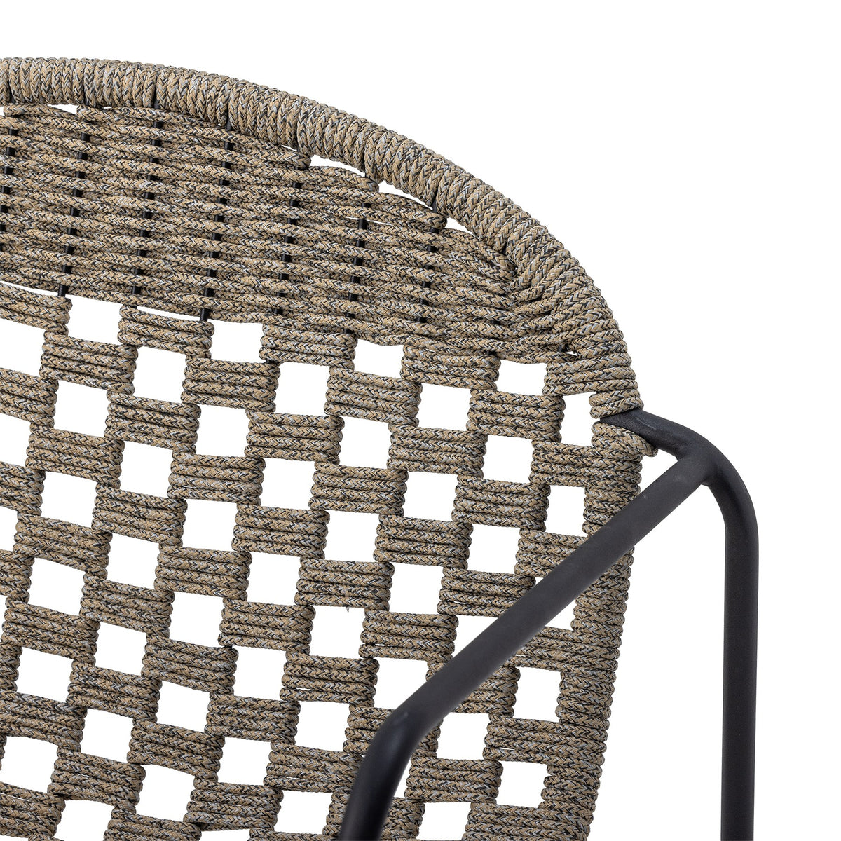 Schwarzer Lounge-Sessel mit Hocker aus Eisen und Polypropylen in offener Flechtoptik, abgerundete Rückenlehne, schlanke Armlehnen.