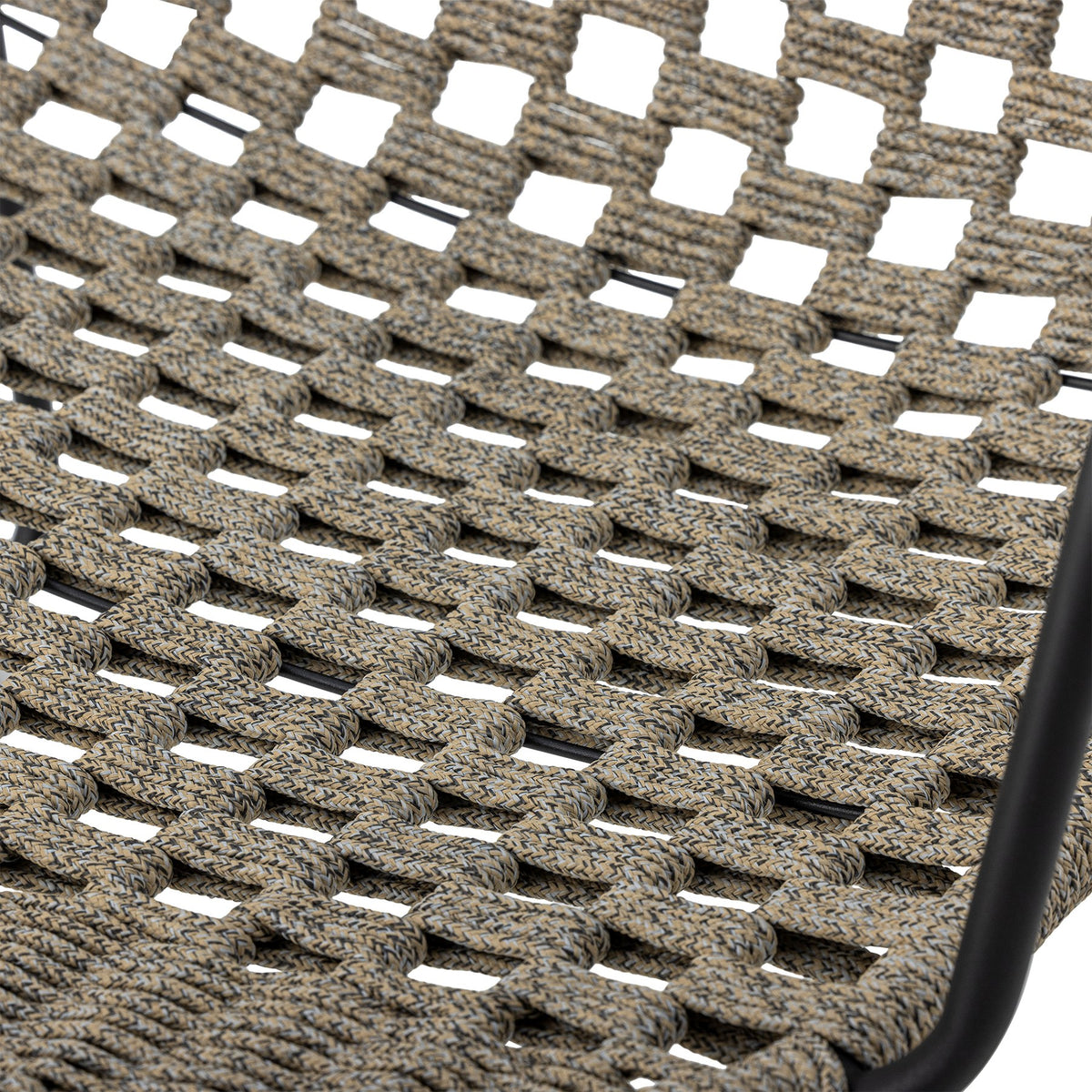 Schwarzer Lounge-Sessel mit Hocker aus Eisen und Polypropylen in offener Flechtoptik, abgerundete Rückenlehne, schlanke Armlehnen.