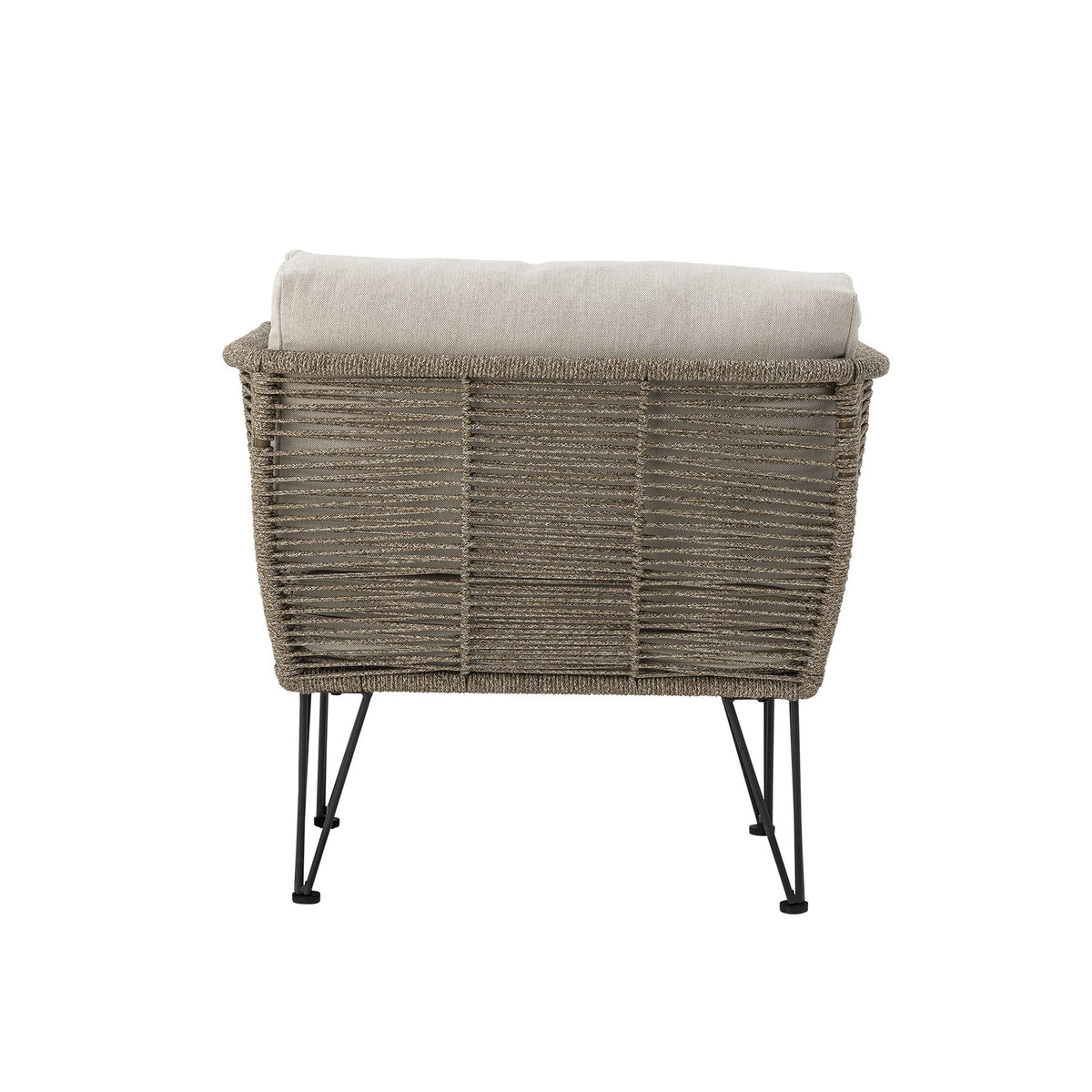 Brauner Loungesessel mit schwarzem Eisengestell, Flechtoptik und hellen Kissen, Outdoor-Sessel im Freien fotografiert.