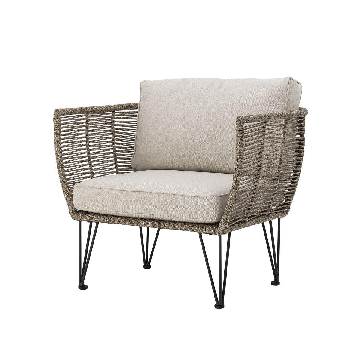 Brauner Loungesessel mit schwarzem Eisengestell, Flechtoptik und hellen Kissen, Outdoor-Sessel im Freien fotografiert.