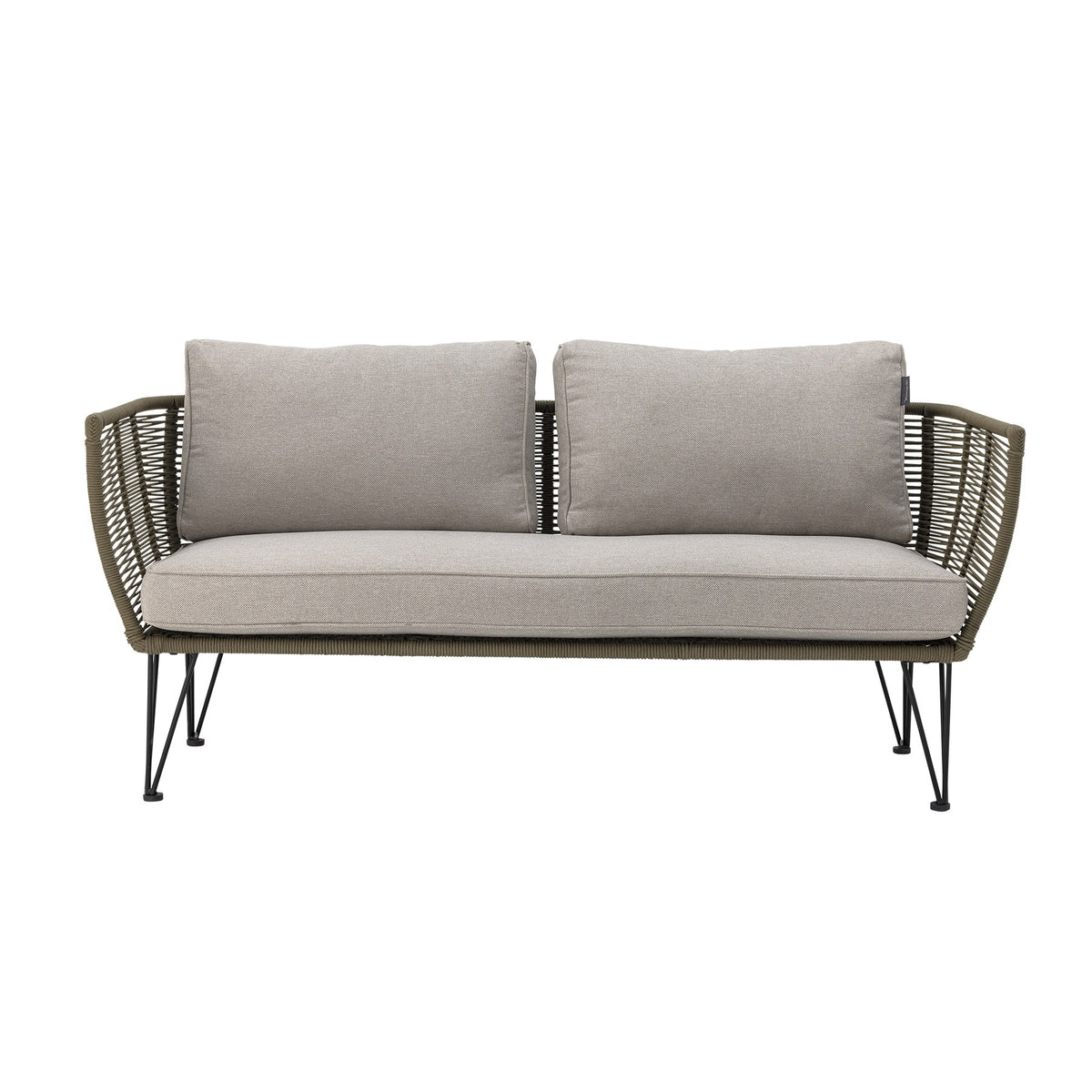 Lounge Sofa Mundo von Bloomingville in Grün mit Flechtoptik, schwarzem Eisengestell und hellen Kissen, als Aussenmöbel für Terrasse und Garten.