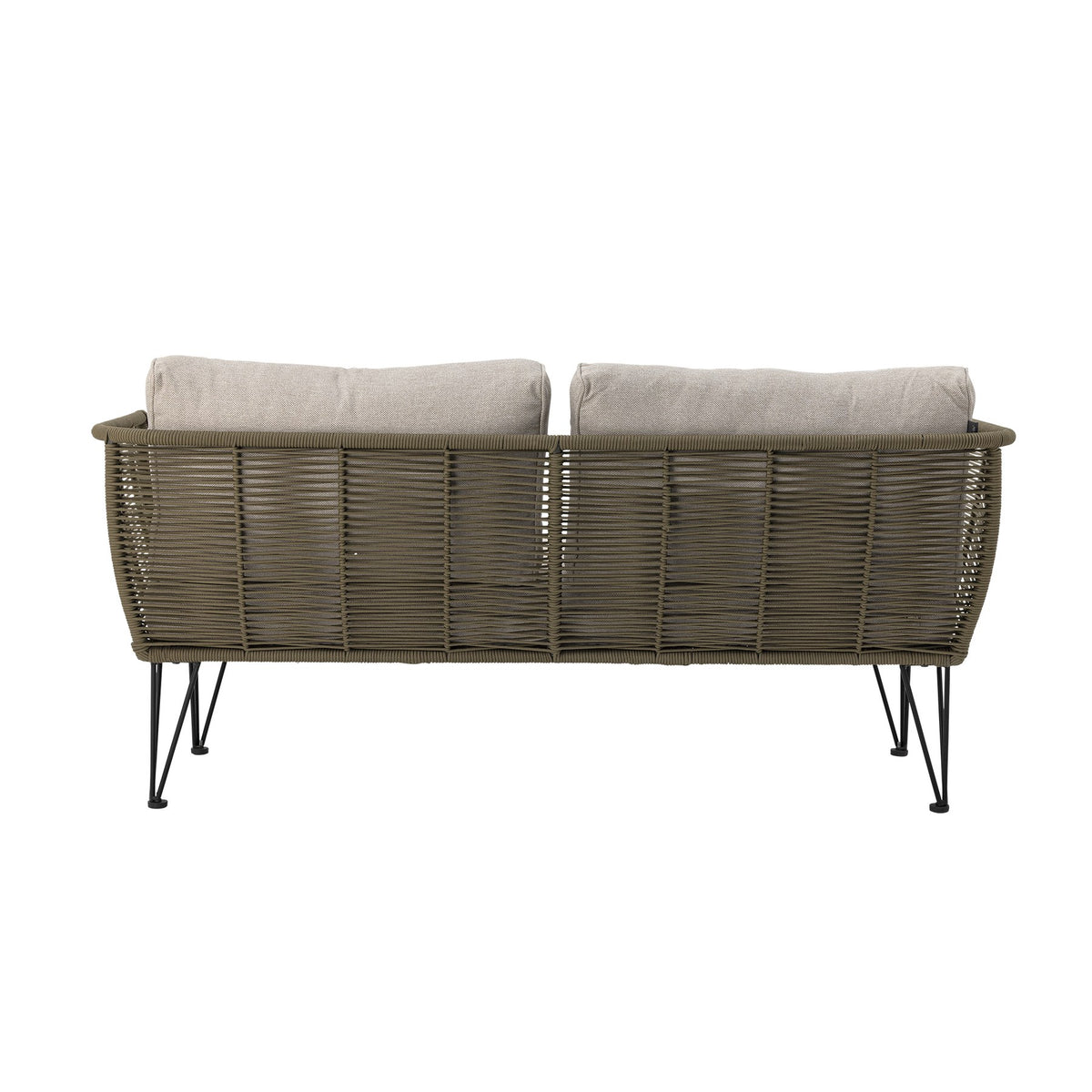 Lounge Sofa Mundo von Bloomingville in Grün mit Flechtoptik, schwarzem Eisengestell und hellen Kissen, als Aussenmöbel für Terrasse und Garten.