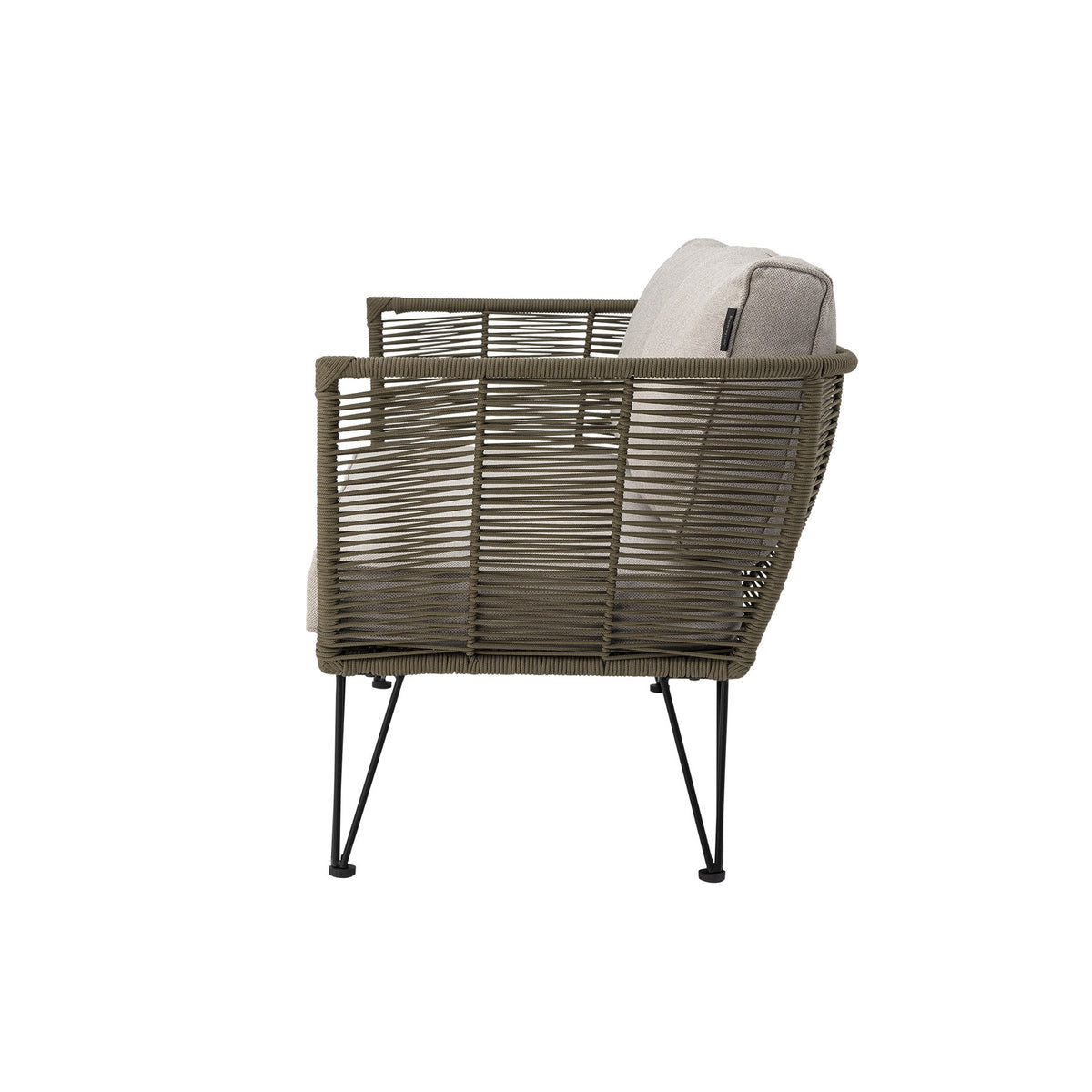 Lounge Sofa Mundo von Bloomingville in Grün mit Flechtoptik, schwarzem Eisengestell und hellen Kissen, als Aussenmöbel für Terrasse und Garten.