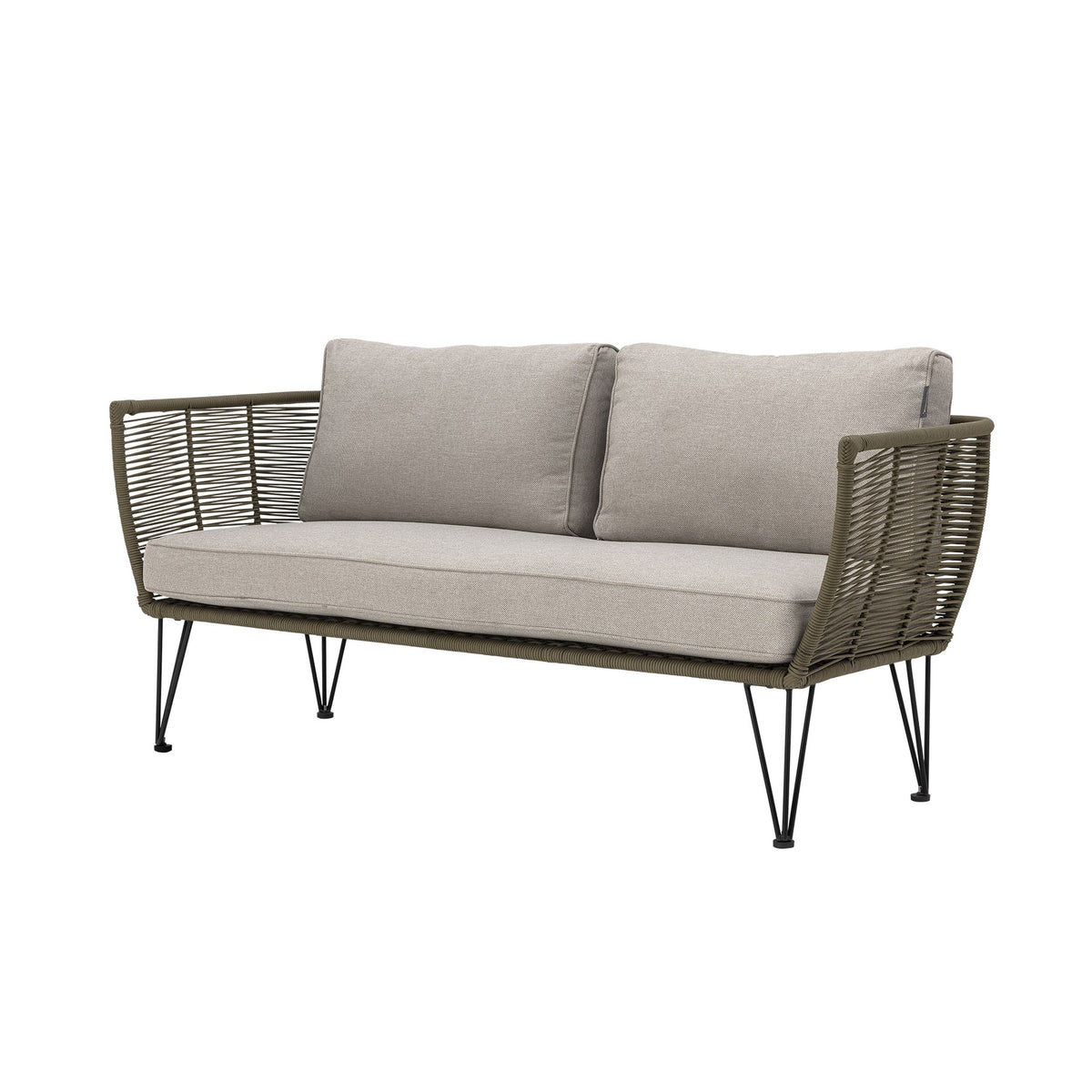 Lounge Sofa Mundo von Bloomingville in Grün mit Flechtoptik, schwarzem Eisengestell und hellen Kissen, als Aussenmöbel für Terrasse und Garten.