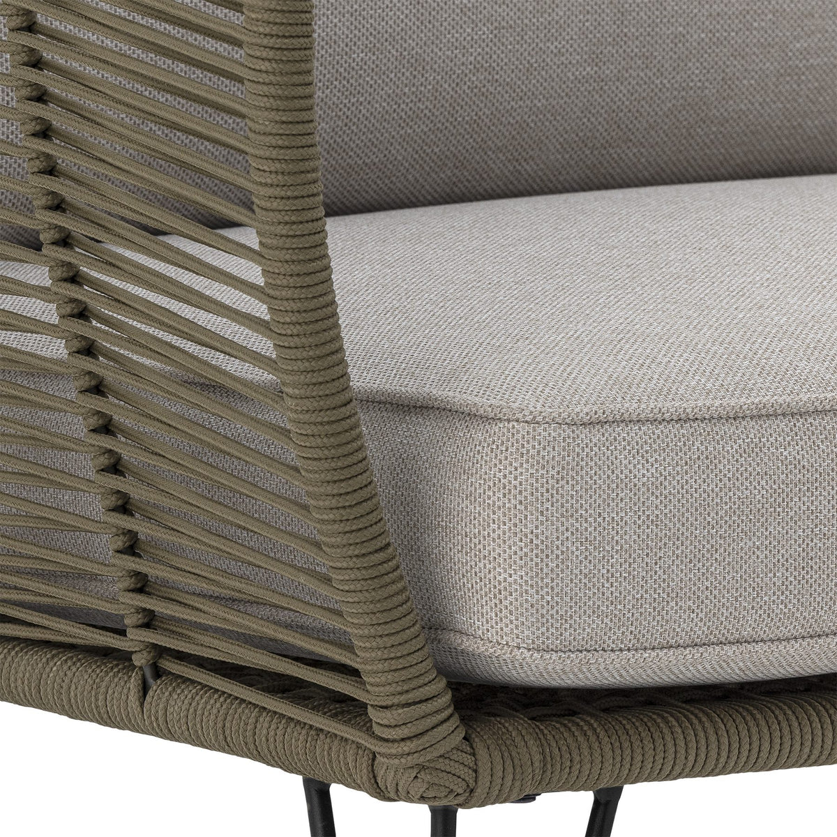 Lounge Sofa Mundo von Bloomingville in Grün mit Flechtoptik, schwarzem Eisengestell und hellen Kissen, als Aussenmöbel für Terrasse und Garten.