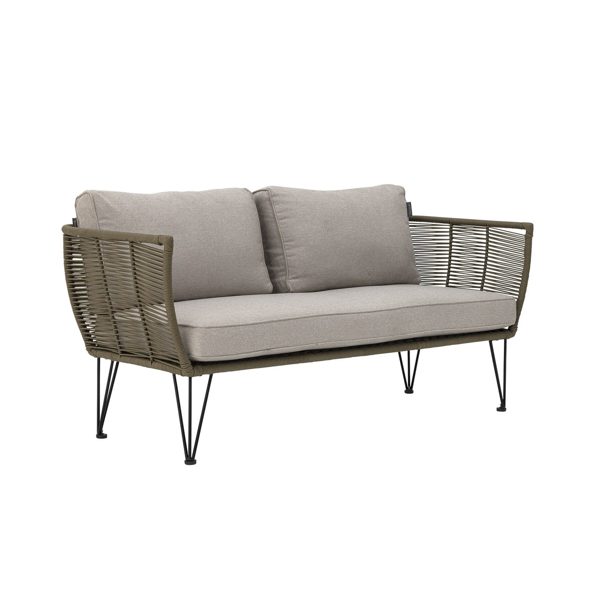 Lounge Sofa Mundo von Bloomingville in Grün mit Flechtoptik, schwarzem Eisengestell und hellen Kissen, als Aussenmöbel für Terrasse und Garten.