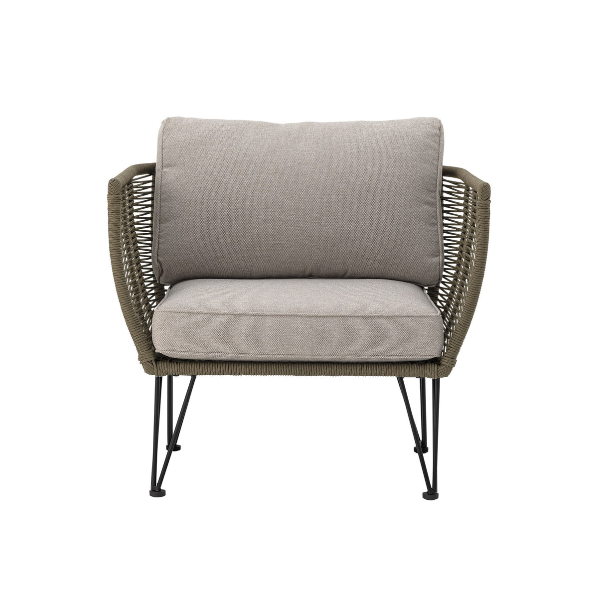 Grüner Loungesessel Mundo von Bloomingville mit schwarzem Eisengestell, Flechtoptik und hellen Kissen, freistehend fotografiert.