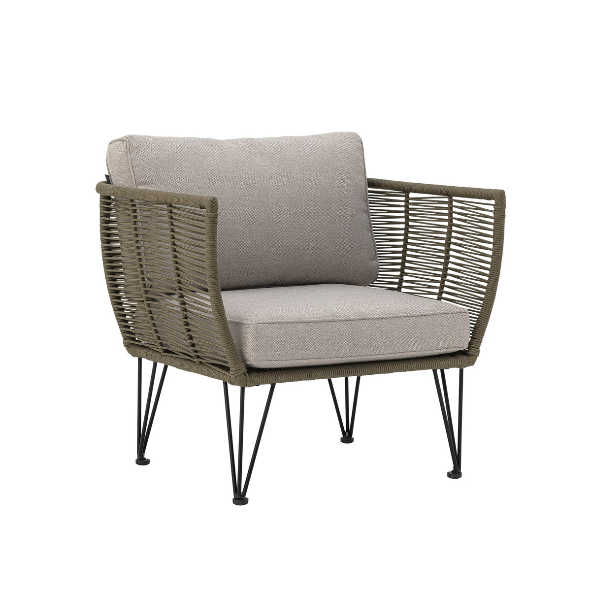 Grüner Loungesessel Mundo von Bloomingville mit schwarzem Eisengestell, Flechtoptik und hellen Kissen, freistehend fotografiert.