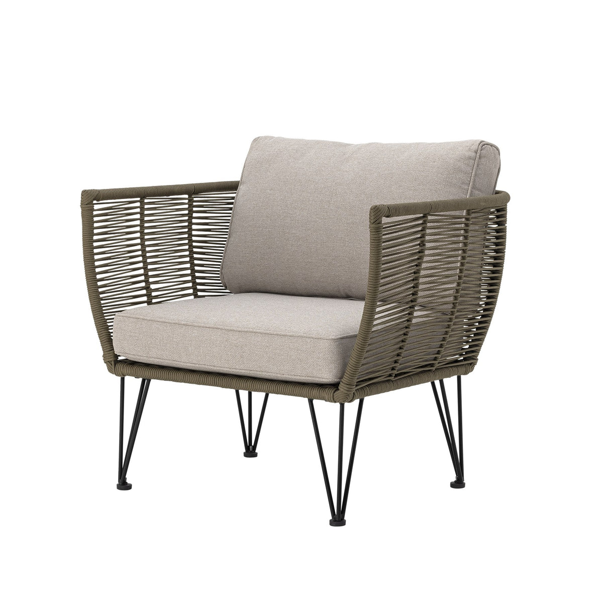 Grüner Loungesessel Mundo von Bloomingville mit schwarzem Eisengestell, Flechtoptik und hellen Kissen, freistehend fotografiert.