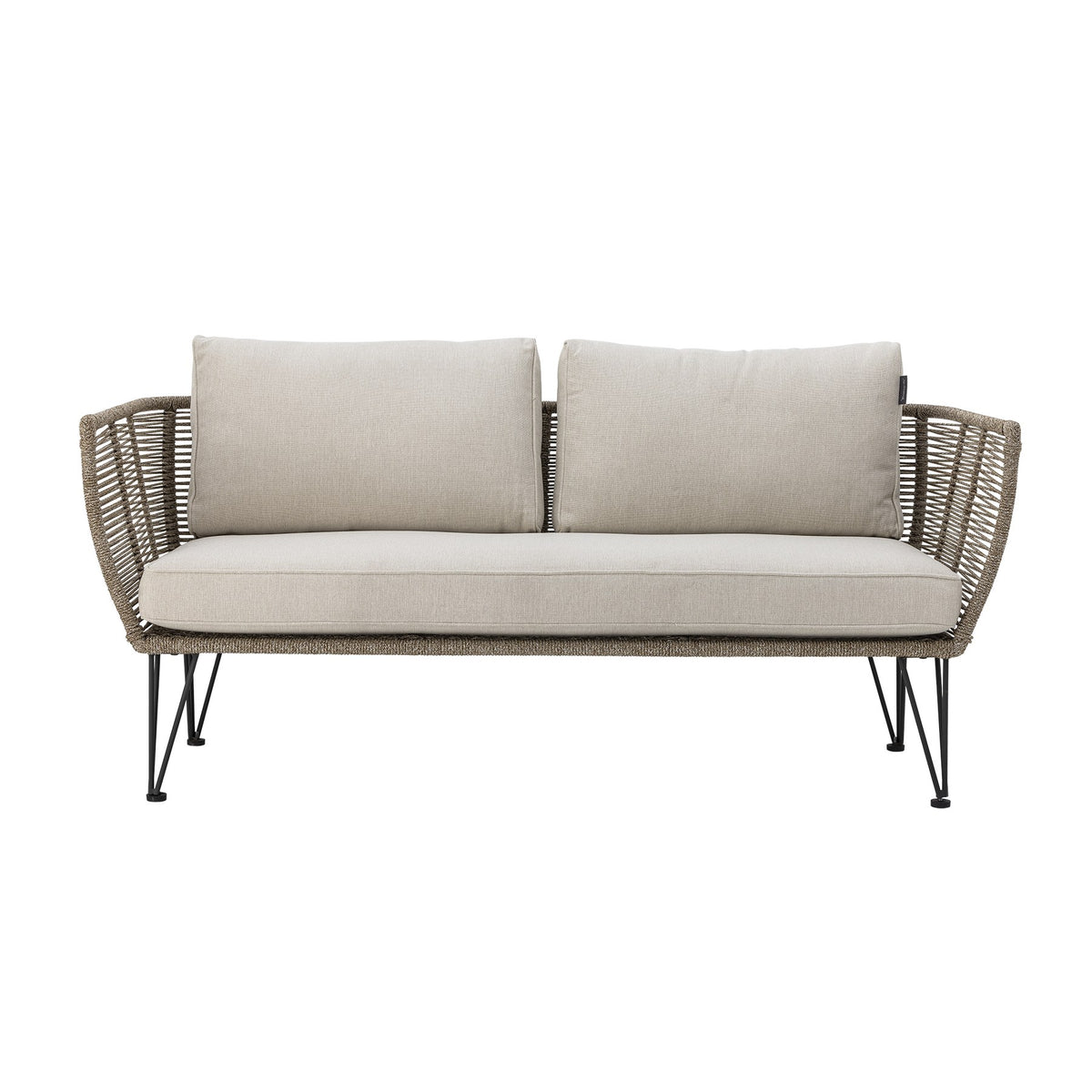 Braunes Lounge Sofa mit Flechtoptik, schwarzem Eisengestell und hellen Kissen, Modell Mundo von Bloomingville im Aussenbereich.