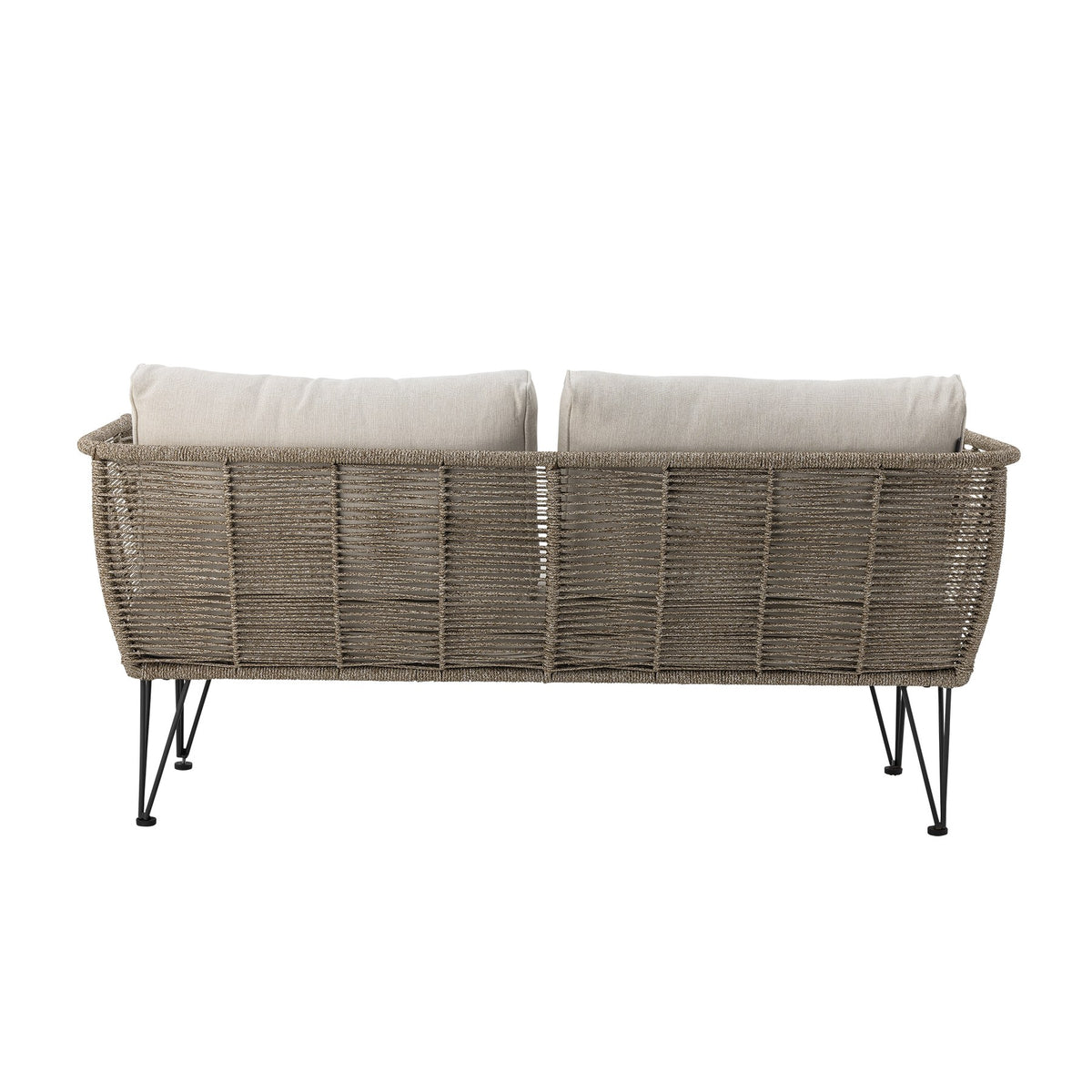 Braunes Lounge Sofa mit Flechtoptik, schwarzem Eisengestell und hellen Kissen, Modell Mundo von Bloomingville im Aussenbereich.