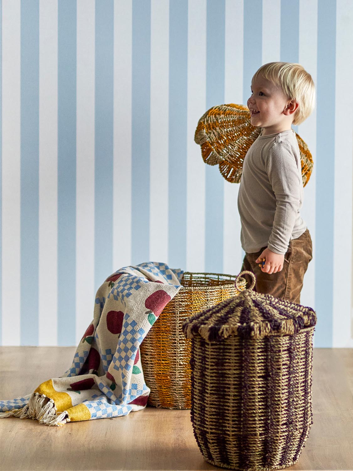 Cikkeline Korb mit Deckel, Bunt, Seegras in Multi präsentiert im Onlineshop von KAQTU Design AG. Aufbewahrungskorb ist von Bloomingville Mini