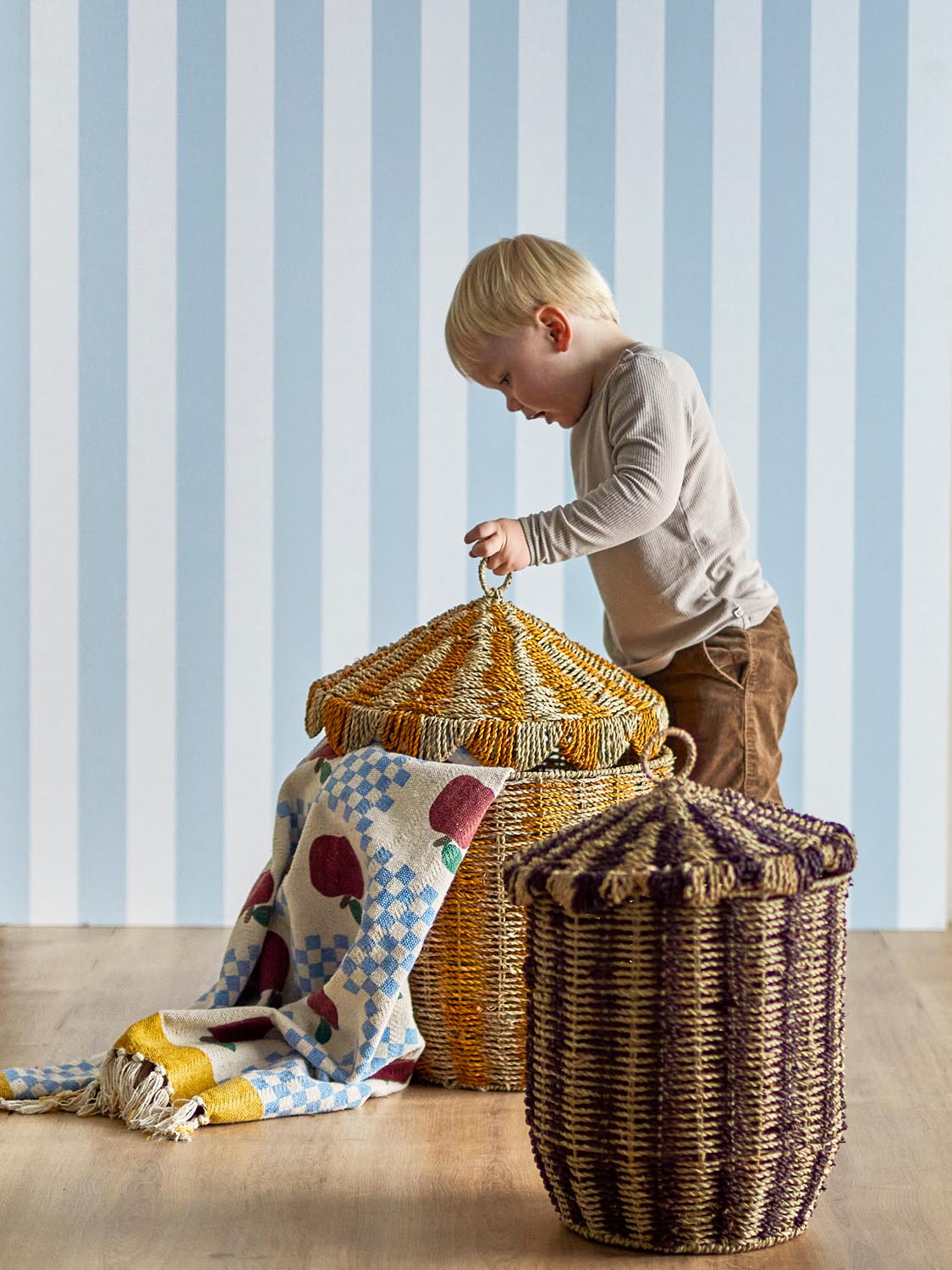Cikkeline Korb mit Deckel, Bunt, Seegras in Multi präsentiert im Onlineshop von KAQTU Design AG. Aufbewahrungskorb ist von Bloomingville Mini