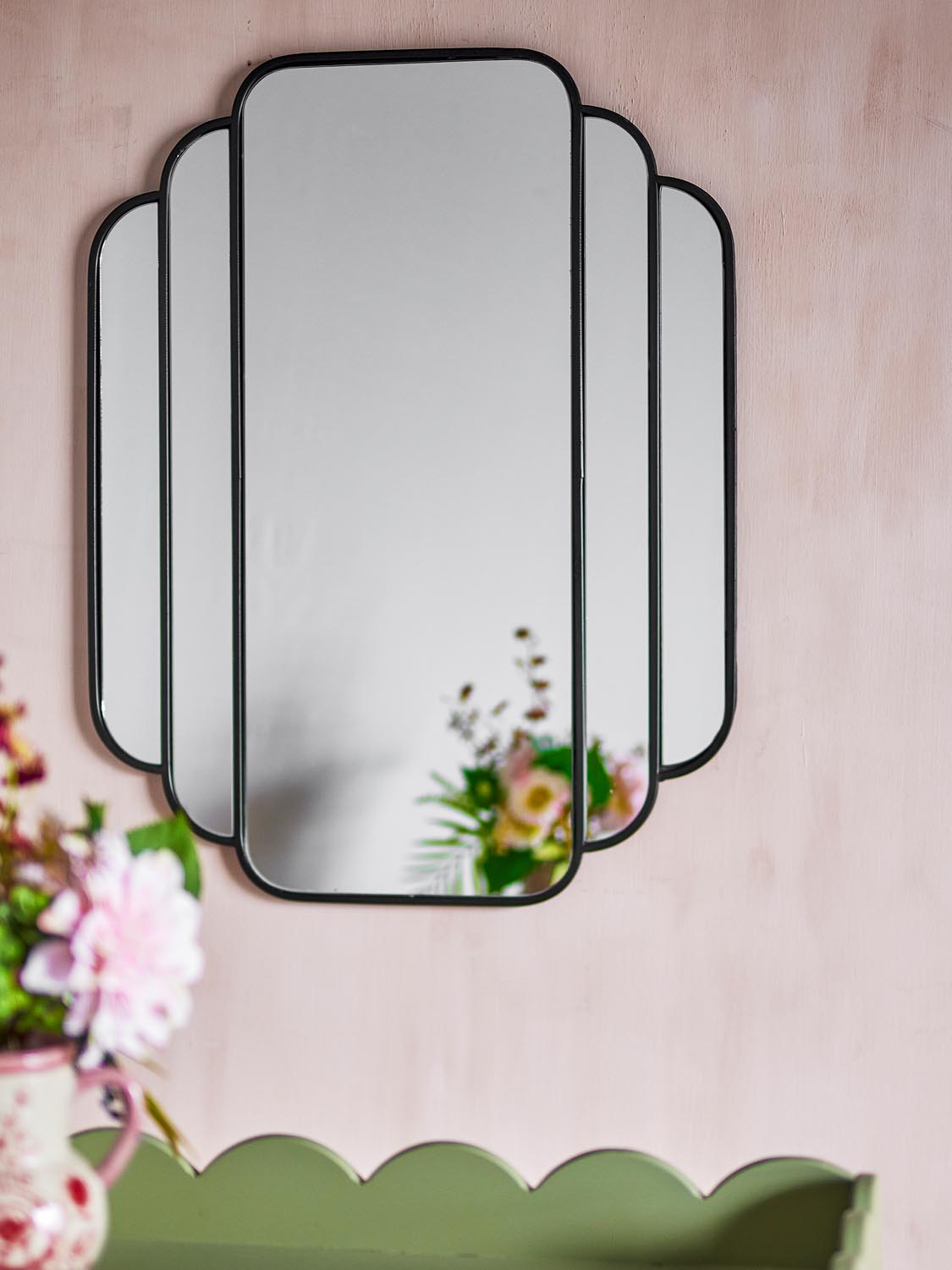 Mas Wand-Spiegel, Schwarz, Metall in Black präsentiert im Onlineshop von KAQTU Design AG. Spiegel ist von Creative Collection