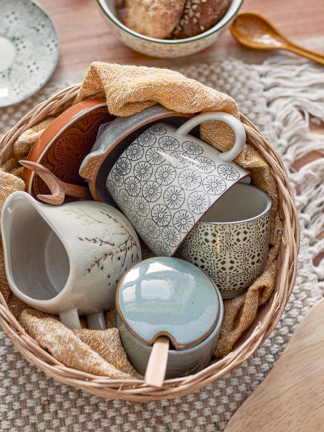 Karine Becher, Bunt, Steingut in Multi präsentiert im Onlineshop von KAQTU Design AG. Tasse ist von Bloomingville