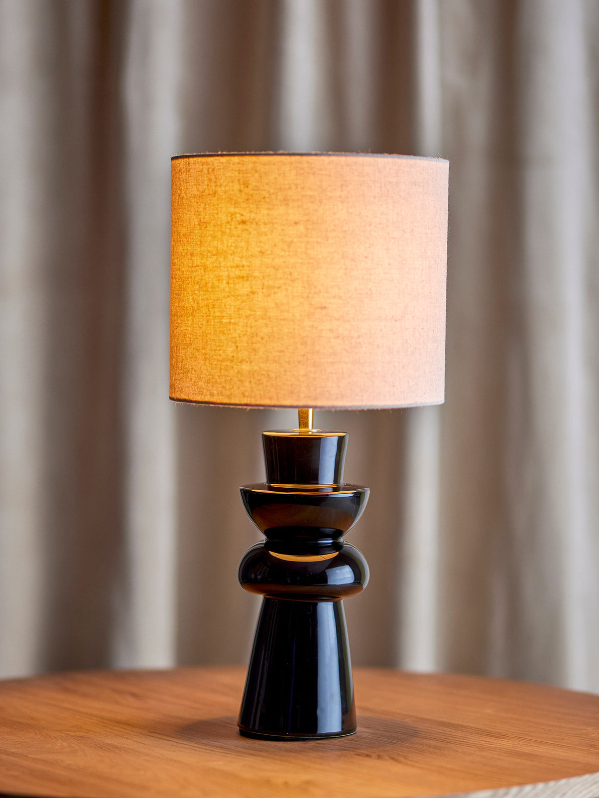 Lio Tischlampe, Schwarz, Steingut in Black präsentiert im Onlineshop von KAQTU Design AG. Tischleuchte ist von Bloomingville