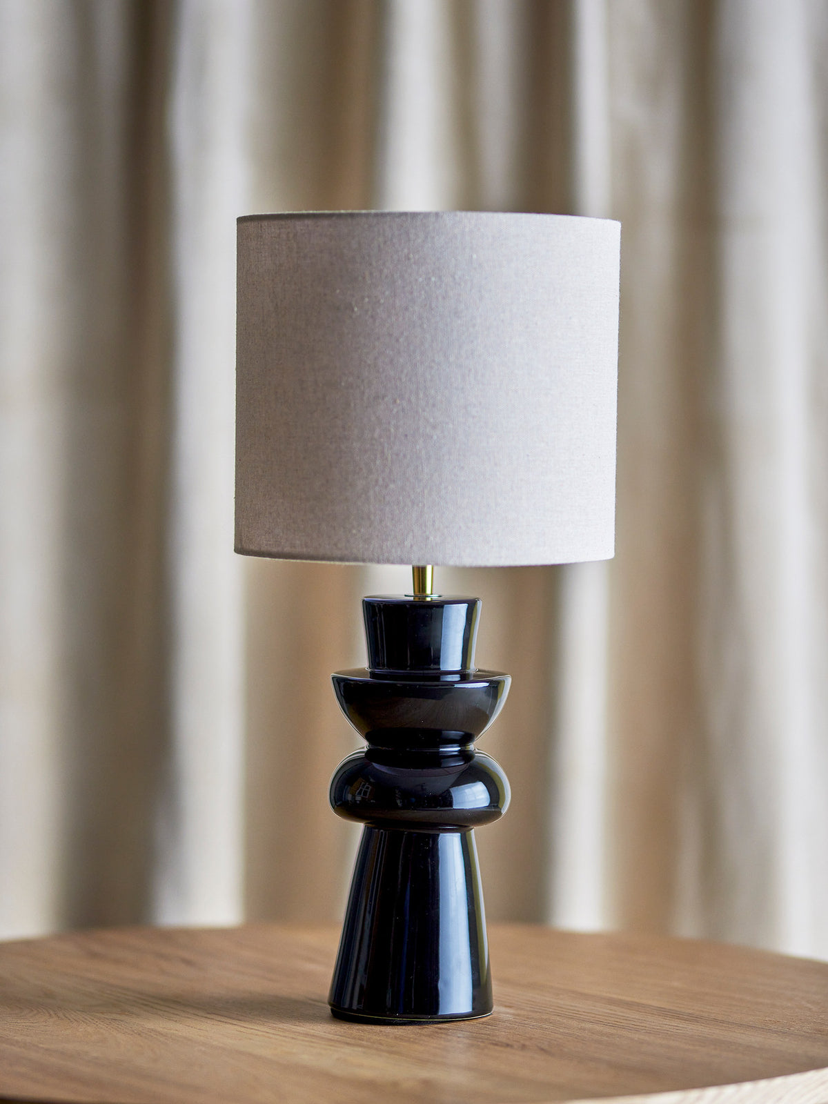 Lio Tischlampe, Schwarz, Steingut in Black präsentiert im Onlineshop von KAQTU Design AG. Tischleuchte ist von Bloomingville