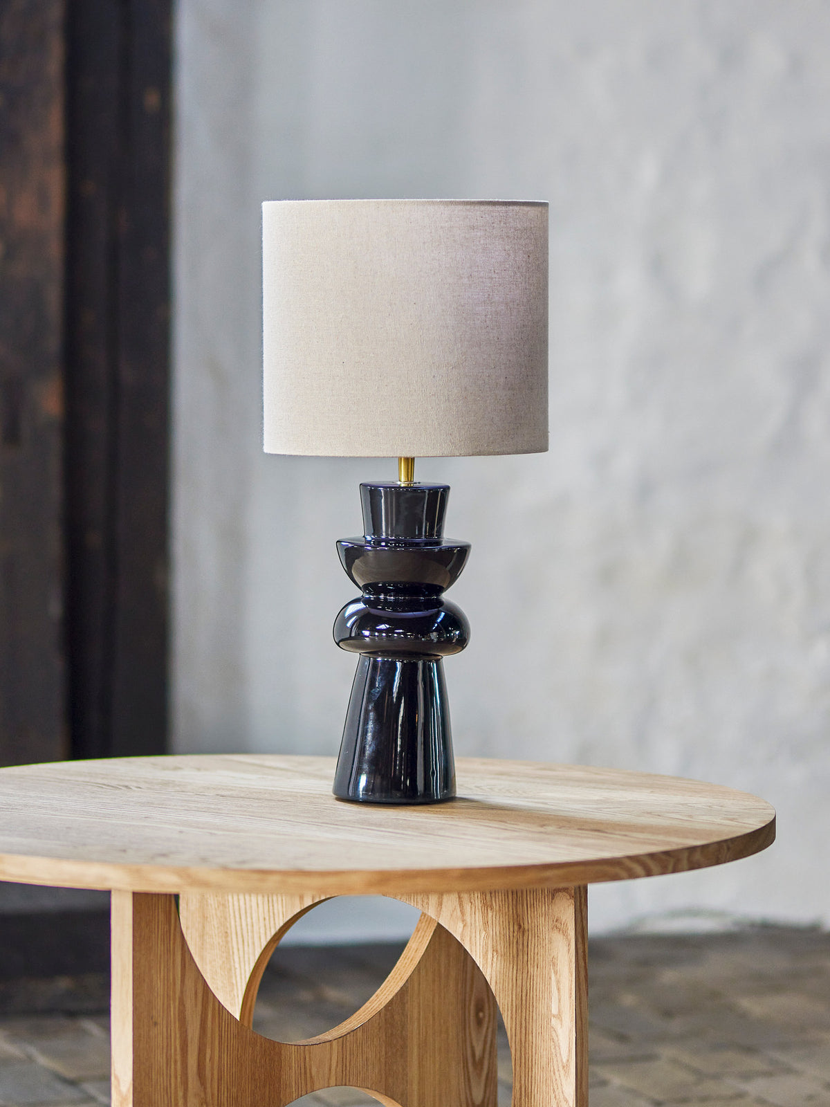 Lio Tischlampe, Schwarz, Steingut in Black präsentiert im Onlineshop von KAQTU Design AG. Tischleuchte ist von Bloomingville