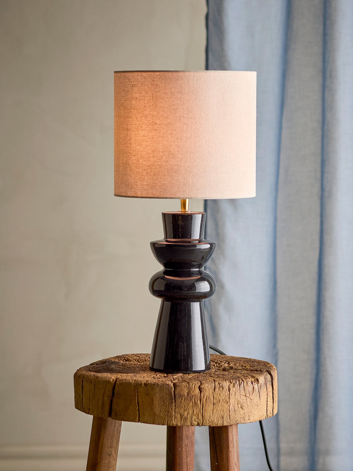 Lio Tischlampe, Schwarz, Steingut in Black präsentiert im Onlineshop von KAQTU Design AG. Tischleuchte ist von Bloomingville