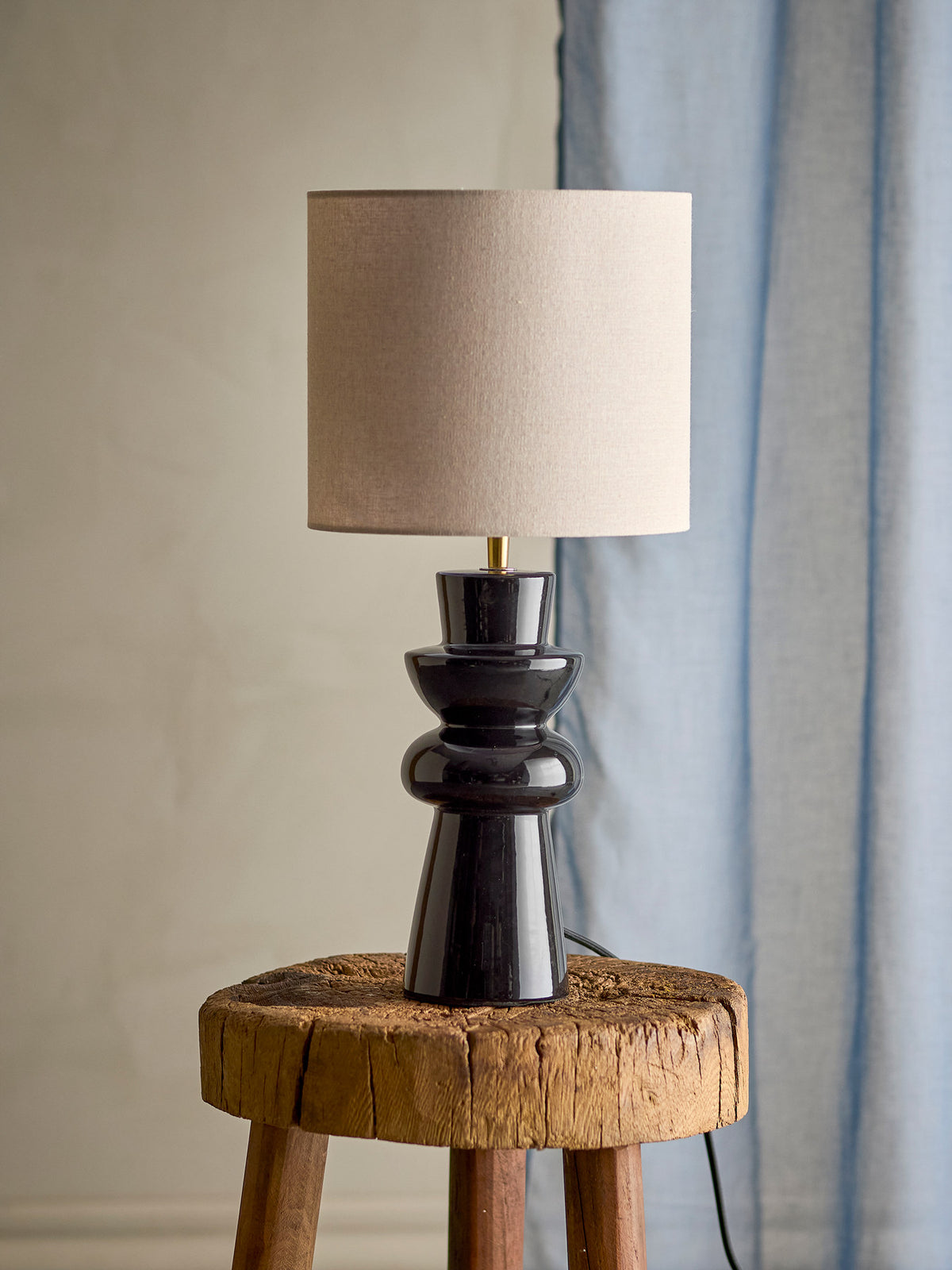 Lio Tischlampe, Schwarz, Steingut in Black präsentiert im Onlineshop von KAQTU Design AG. Tischleuchte ist von Bloomingville