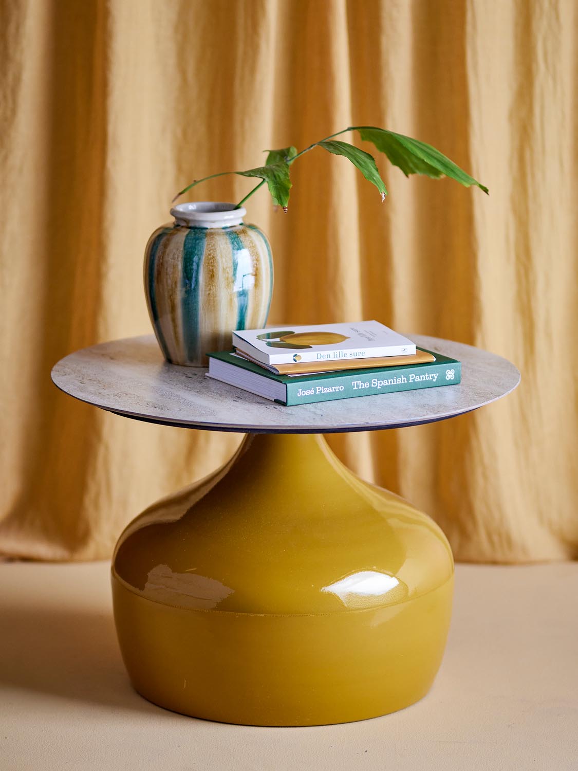 Lecco Couchtisch, Gelb, Metall in Yellow präsentiert im Onlineshop von KAQTU Design AG. Beistelltisch ist von Creative Collection