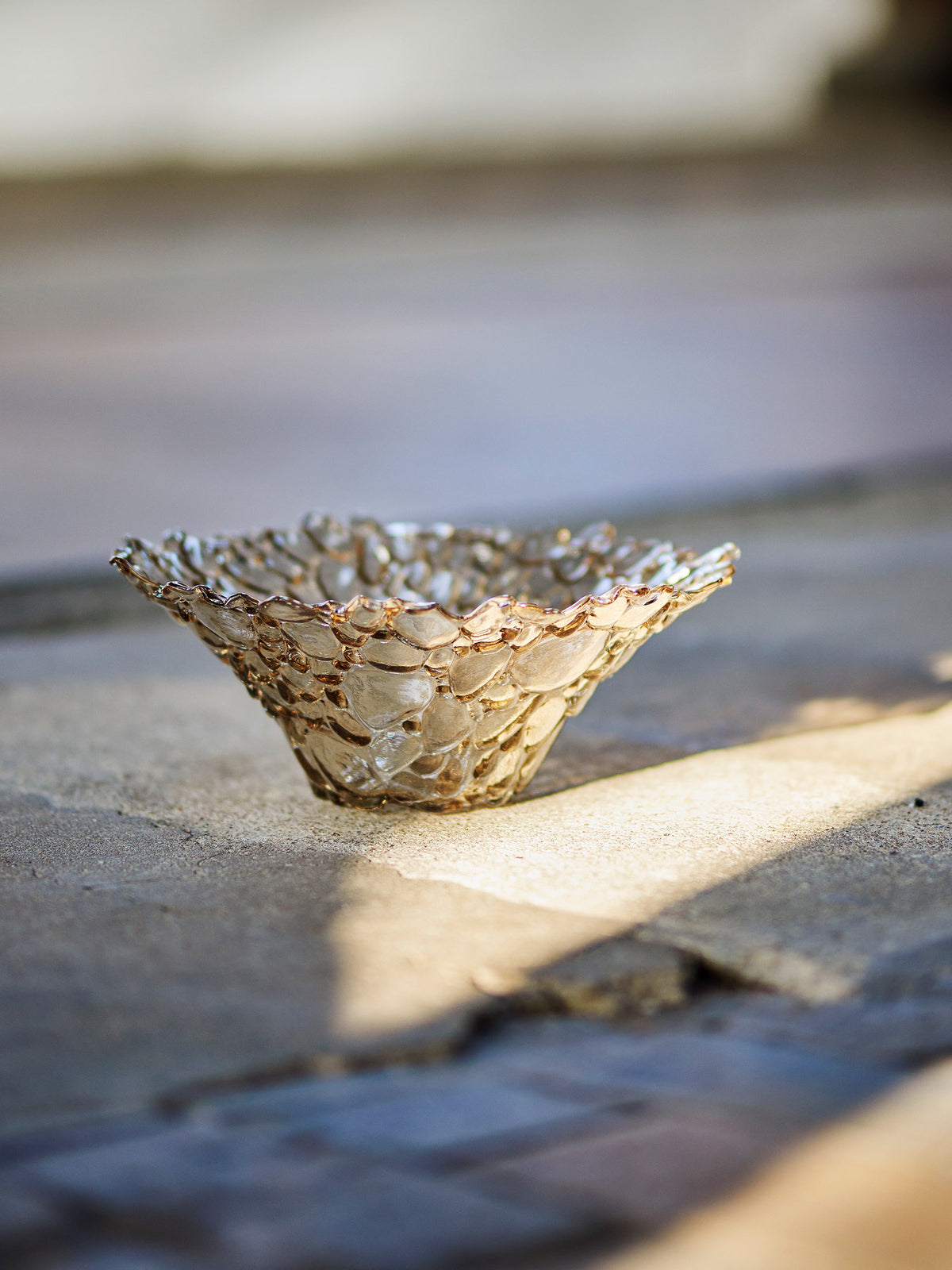 Runde Glasschale in Beige von Bloomingville mit strukturierter Oberfläche und kleinem Reliefmuster, Durchmesser 30 cm, Höhe 12 cm.