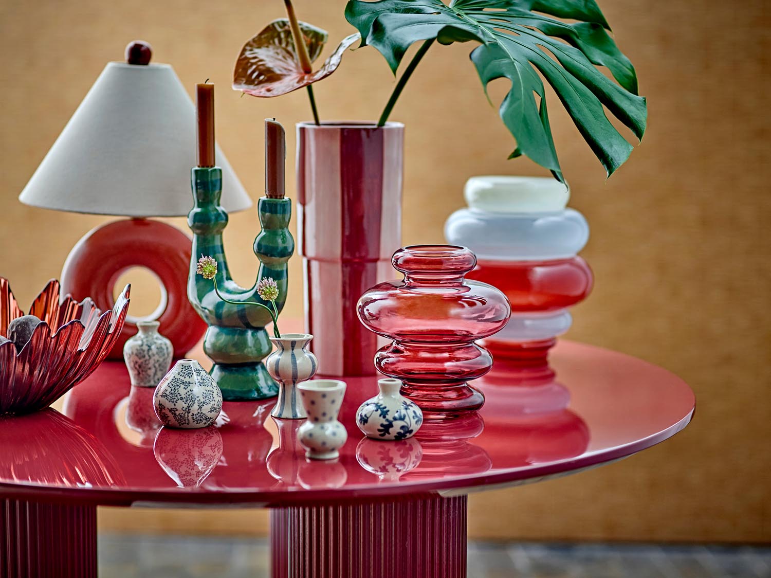 Aila Schale, Rot, Glas in Red präsentiert im Onlineshop von KAQTU Design AG. Schale ist von Bloomingville