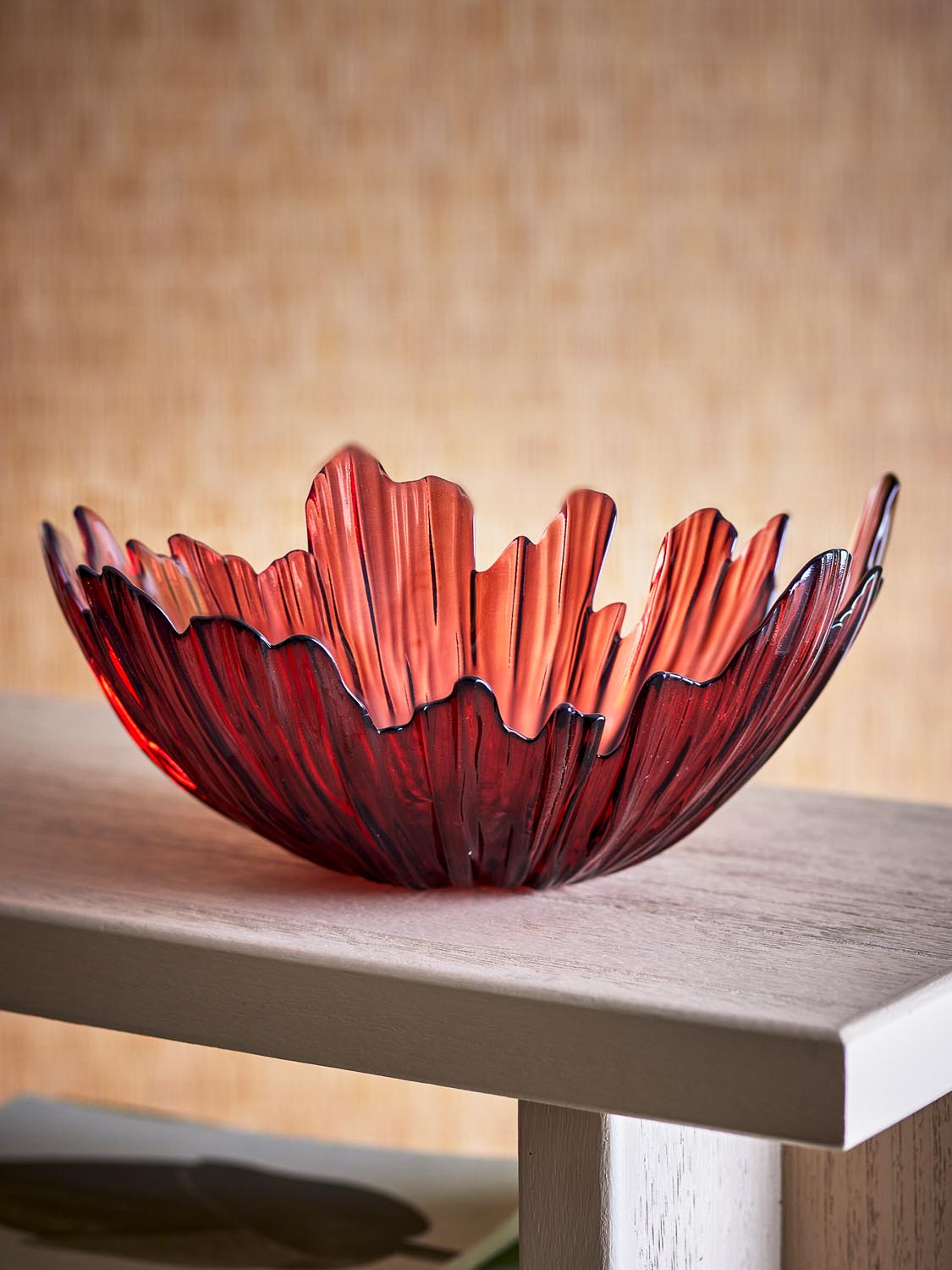 Aila Schale, Rot, Glas in Red präsentiert im Onlineshop von KAQTU Design AG. Schale ist von Bloomingville