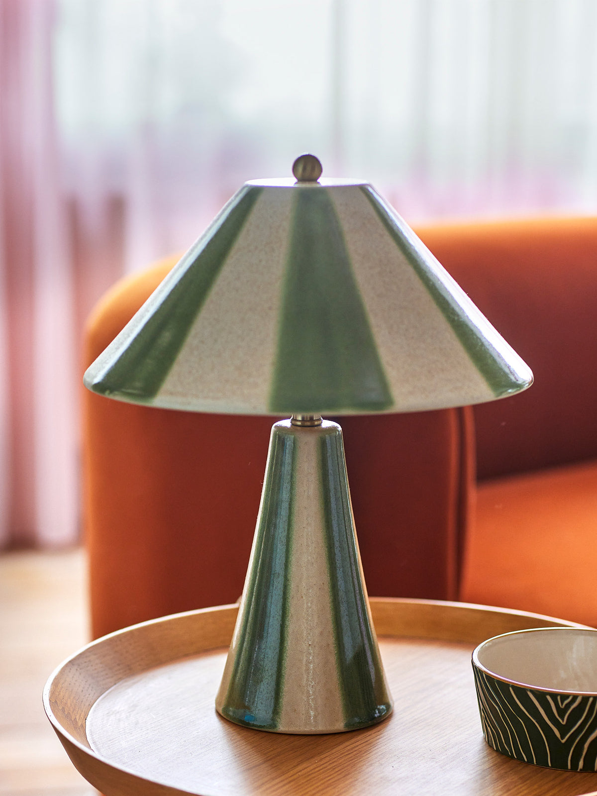 Olive Tischlampe, Bunt, Steingut in Multi präsentiert im Onlineshop von KAQTU Design AG. Tischleuchte ist von Bloomingville
