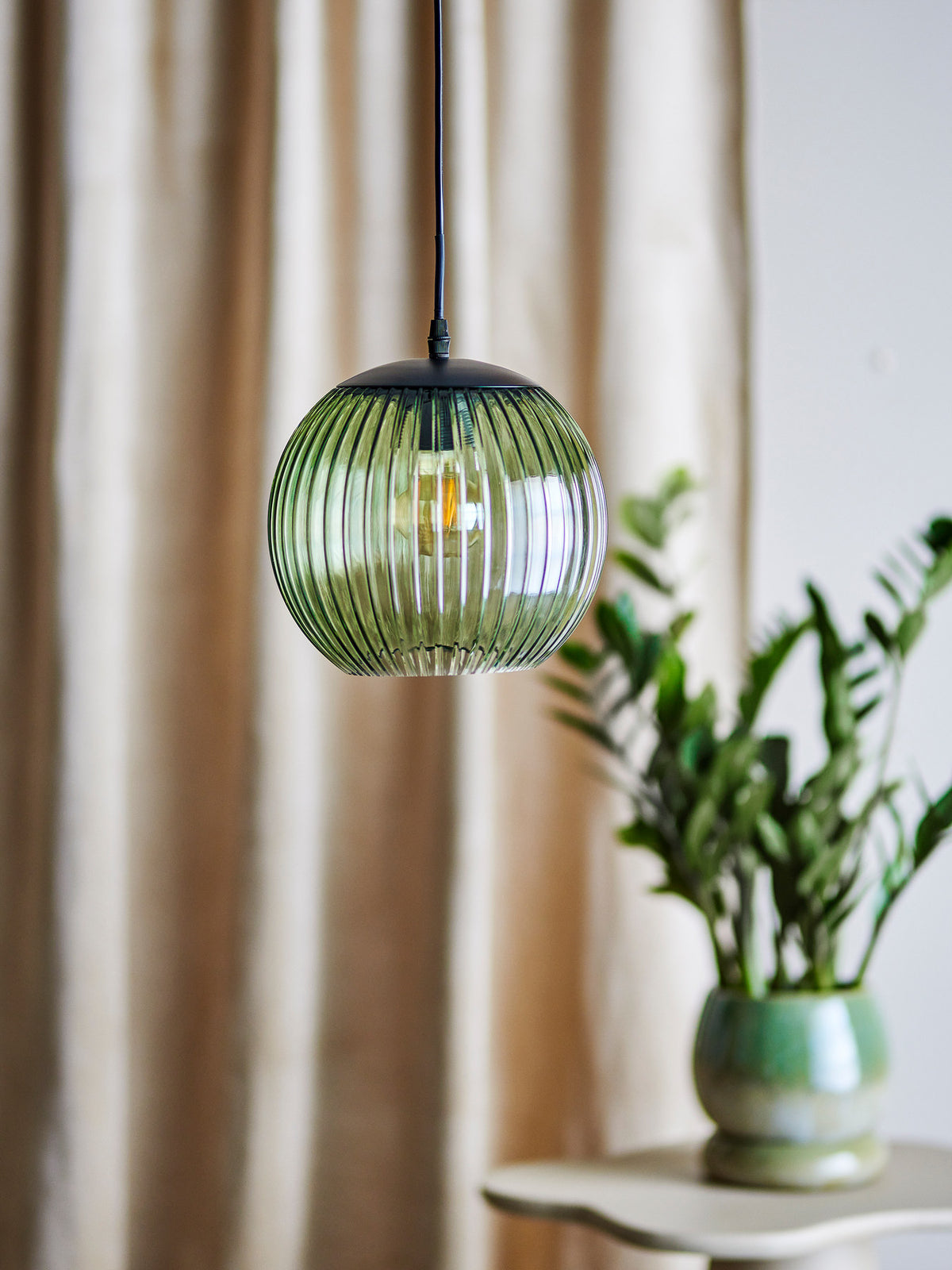 Sybia Hängeleuchte, Grün, Glas in Green präsentiert im Onlineshop von KAQTU Design AG. Pendelleuchte ist von Bloomingville