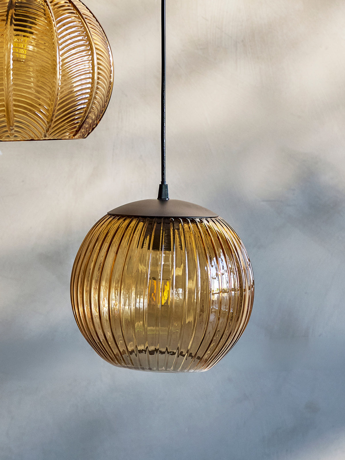 Sybia Hängeleuchte, Braun, Glas in Brown präsentiert im Onlineshop von KAQTU Design AG. Pendelleuchte ist von Bloomingville