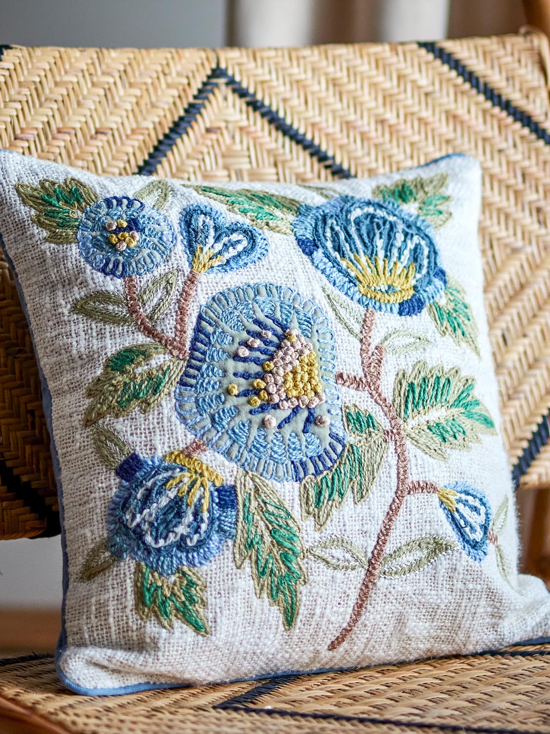 Hanna Kissen, Bunt, Baumwolle in Multi präsentiert im Onlineshop von KAQTU Design AG. Deko Kissenbezug ist von Creative Collection