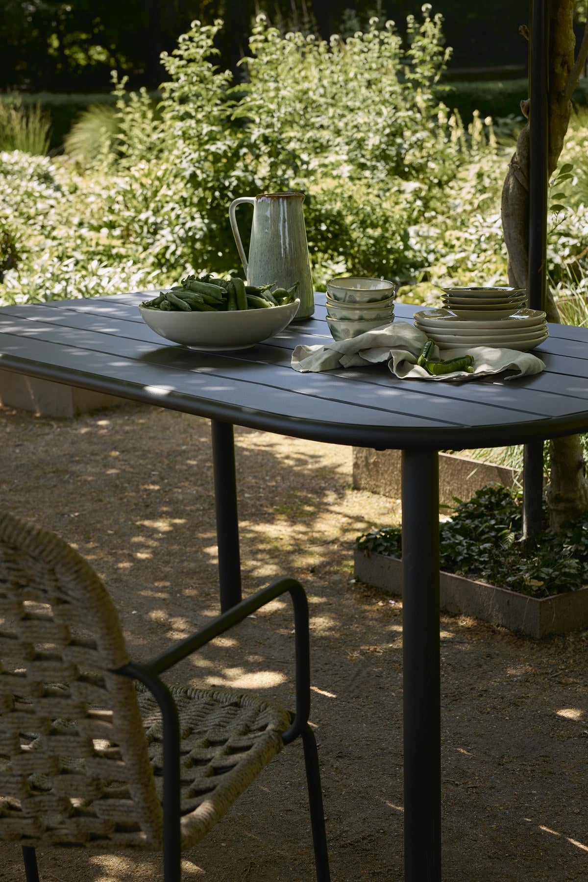 Schwarzer Esstisch Calana aus Eisen mit länglicher Tischplatte, abgerundeten Ecken und schlanken Beinen, Masse 160x90x75 cm.