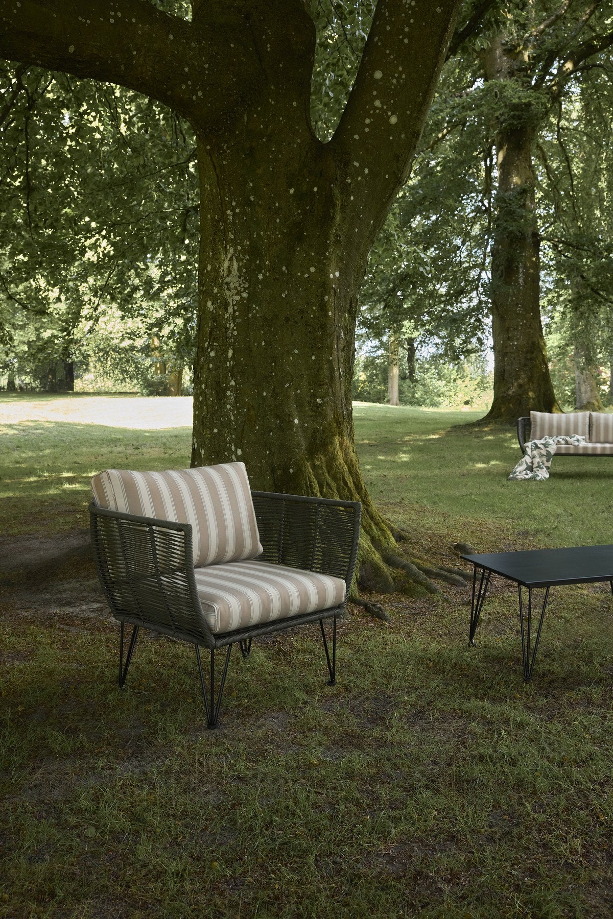 Schwarzer Mundo Couchtisch von Bloomingville aus Faserzement mit Eisenbeinen und länglicher Tischplatte für den Aussenbereich.