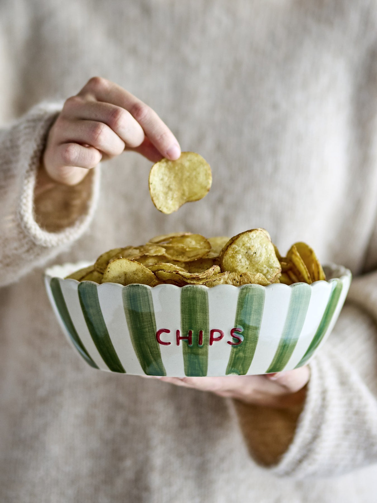 Grüne Servierschale aus Steinzeug mit handgemalten vertikalen Streifen, gewelltem Rand und der Aufschrift „CANDY“, Bloomingville Chip Serie.