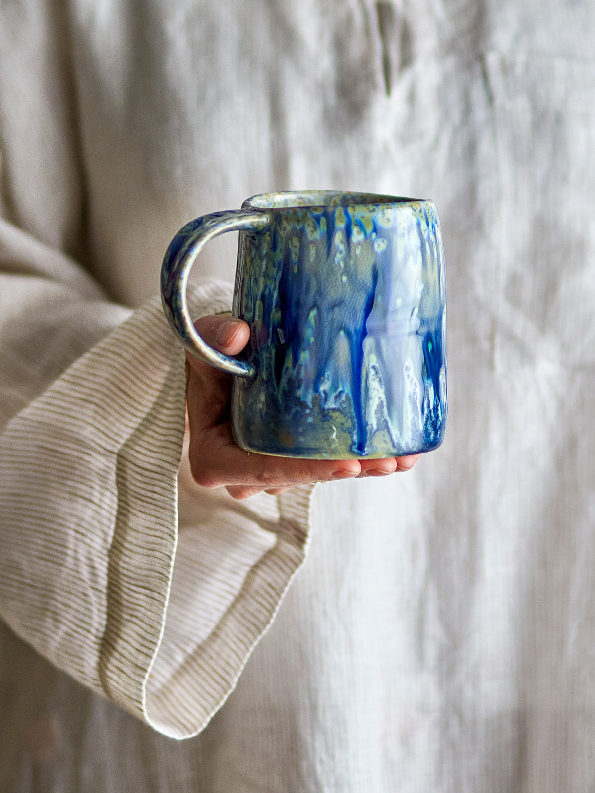 Yori Becher, Blau, Steingut in Blau präsentiert im Onlineshop von KAQTU Design AG. Tasse ist von Bloomingville